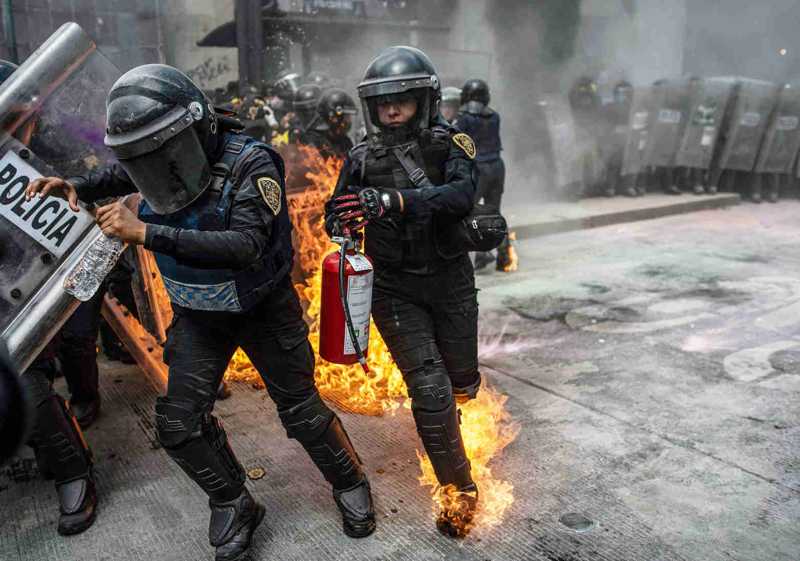 Bentrok Ratusan Pendemo Dengan Polisi Meksiko