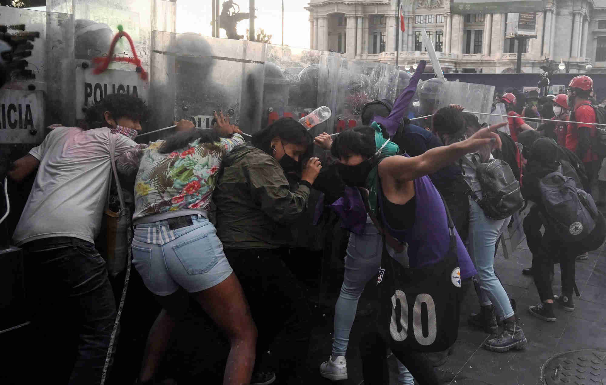 Bentrok Ratusan Pendemo Dengan Polisi Meksiko