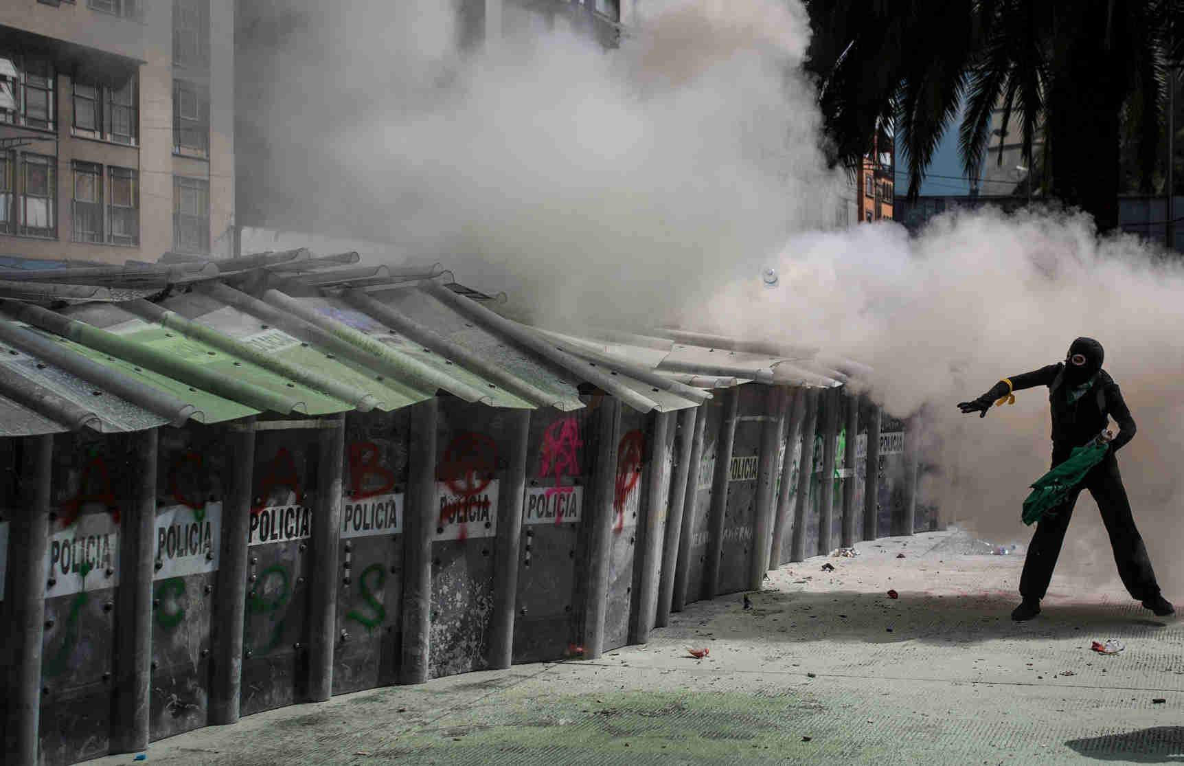 Bentrok Ratusan Pendemo Dengan Polisi Meksiko