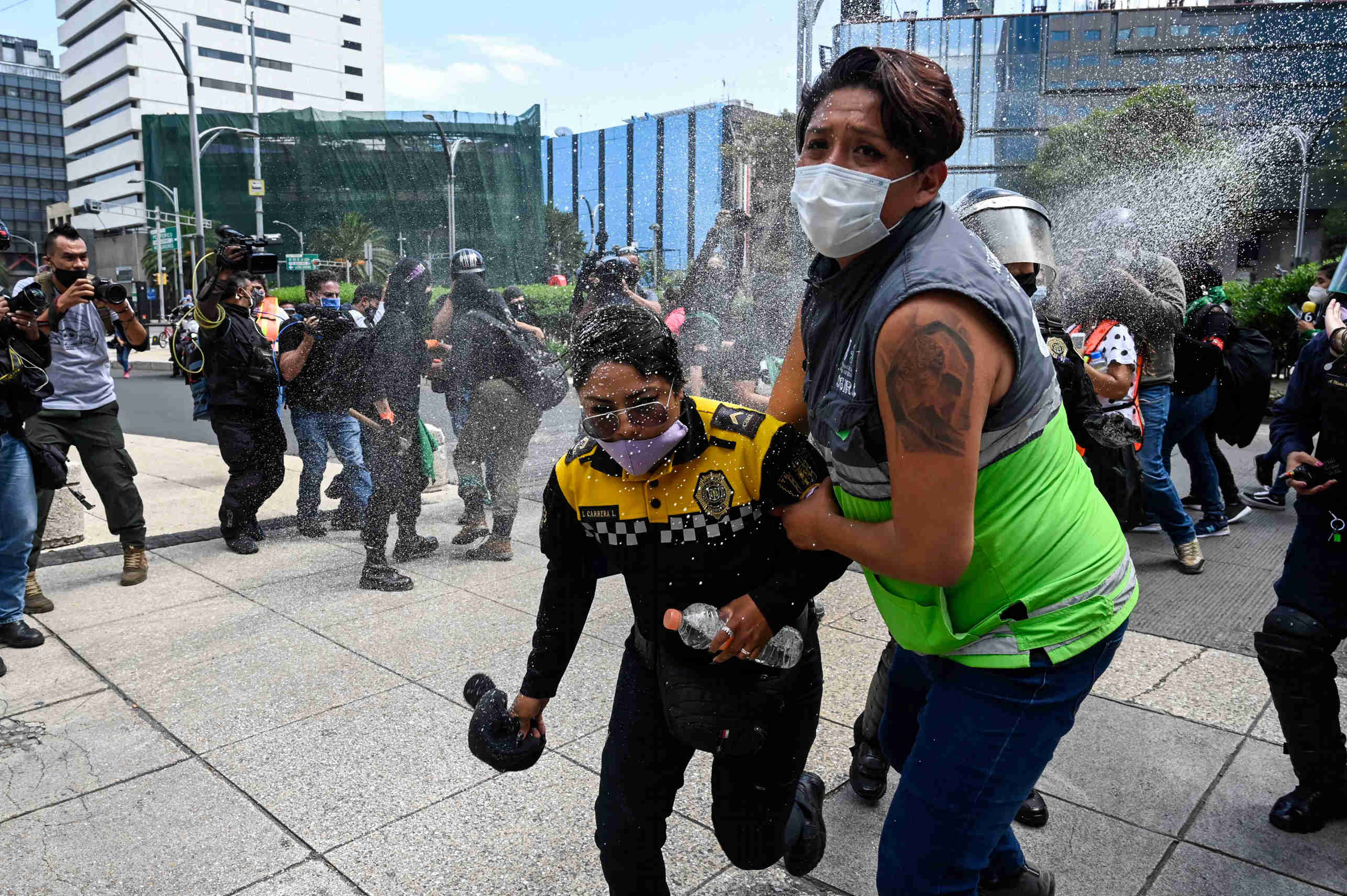 Bentrok Ratusan Pendemo Dengan Polisi Meksiko