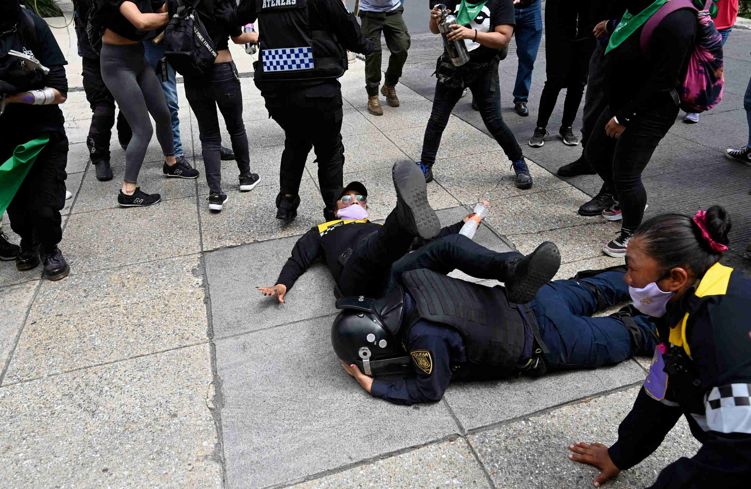 Bentrok Ratusan Pendemo Dengan Polisi Meksiko