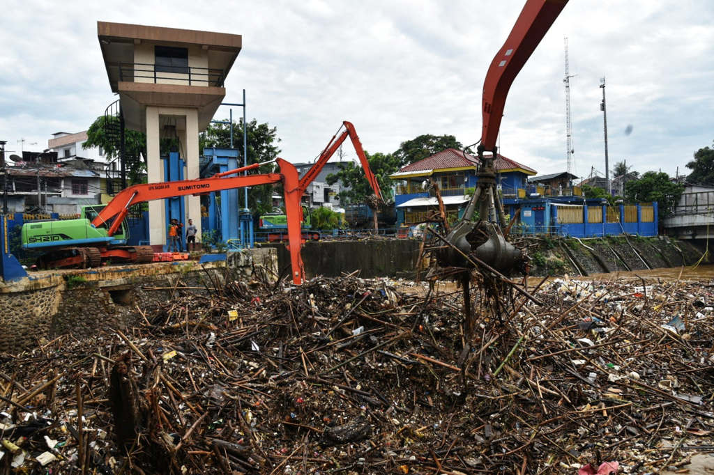 Kiriman Sampah Menumpuk di Pintu Air Manggarai 