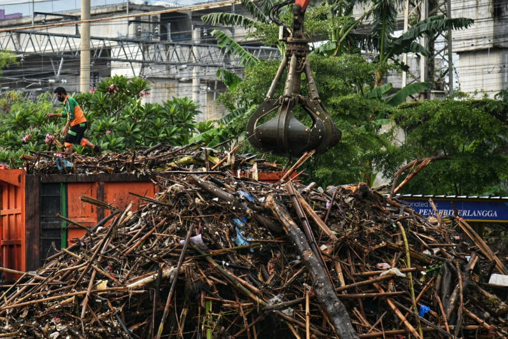 Kiriman Sampah Menumpuk di Pintu Air Manggarai 