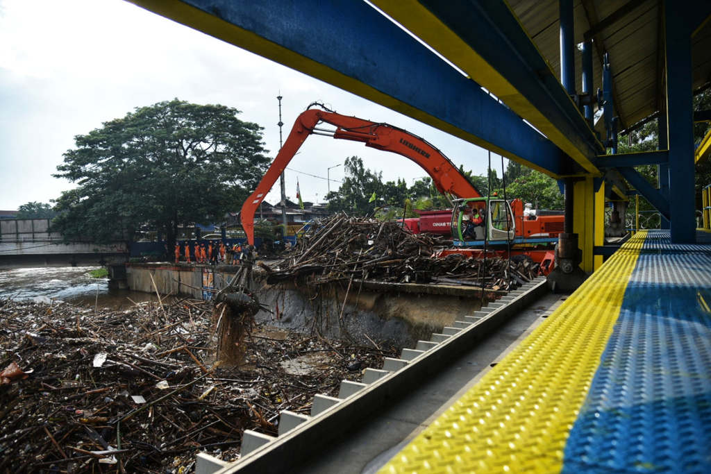 Kiriman Sampah Menumpuk di Pintu Air Manggarai 