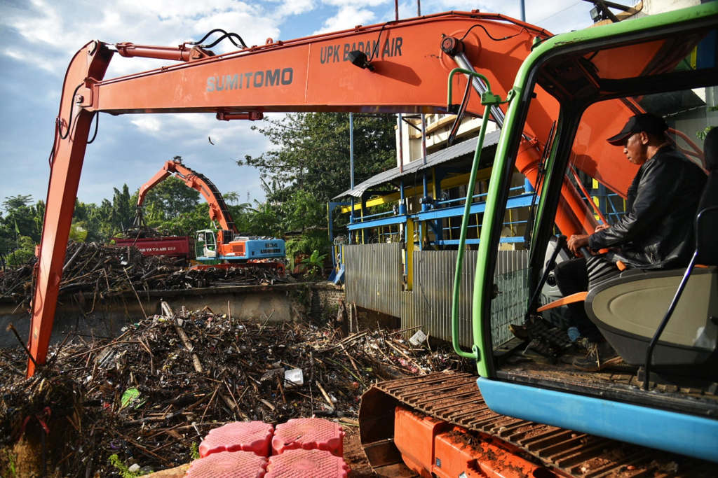 Kiriman Sampah Menumpuk di Pintu Air Manggarai 