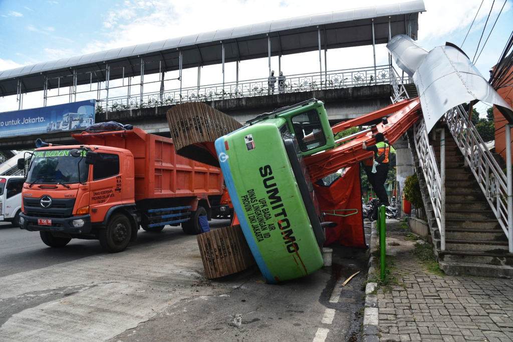 Ekskavator Terguling Menimpa JPO Kampung Melayu  