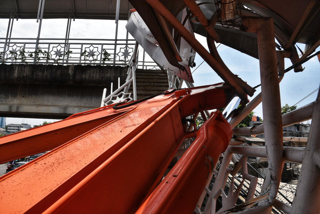 Ekskavator Terguling Menimpa JPO Kampung Melayu  