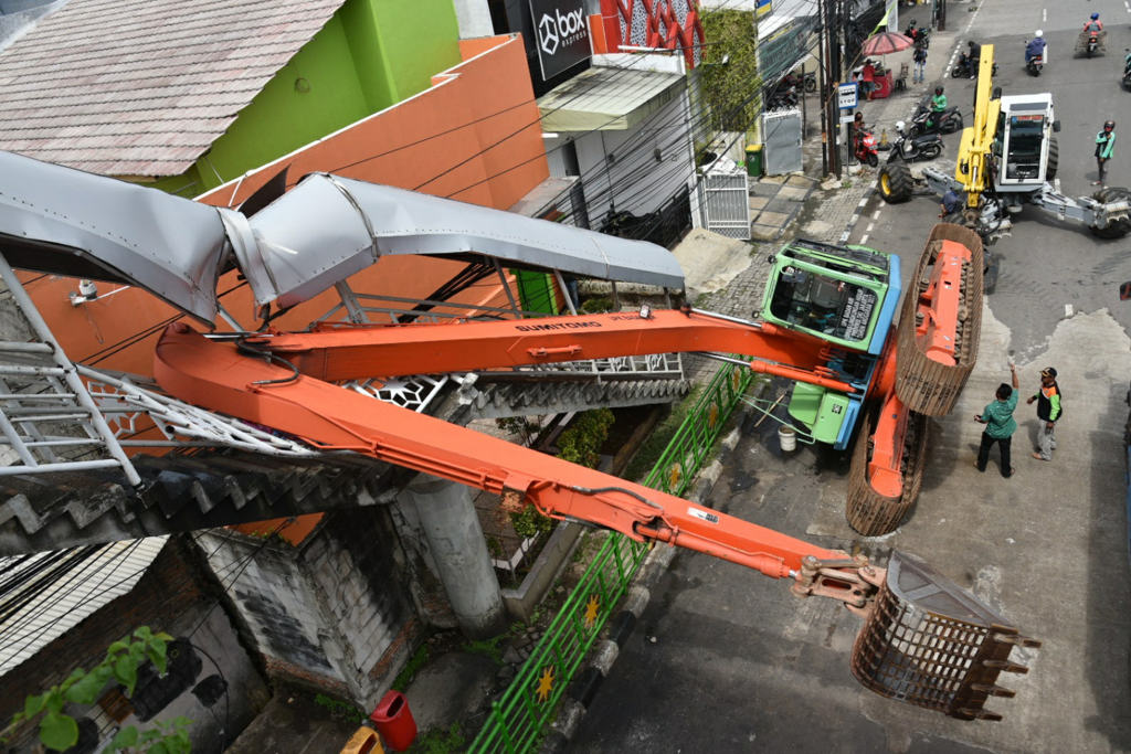 Ekskavator Terguling Menimpa JPO Kampung Melayu  