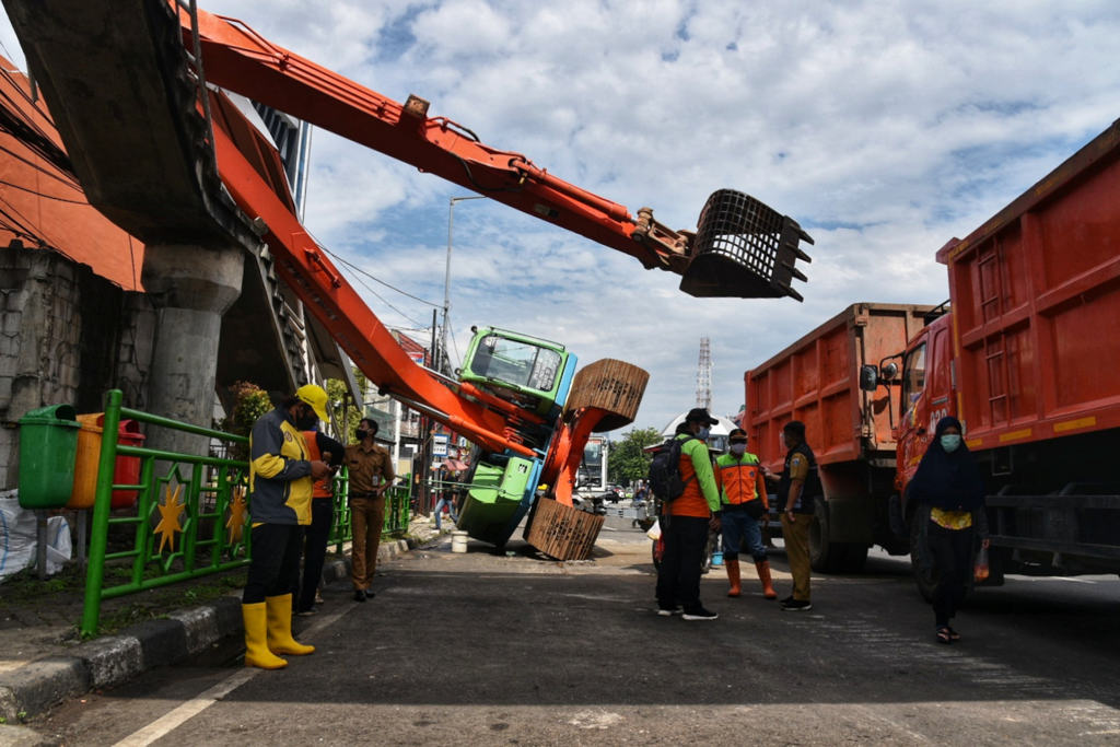 Ekskavator Terguling Menimpa JPO Kampung Melayu  