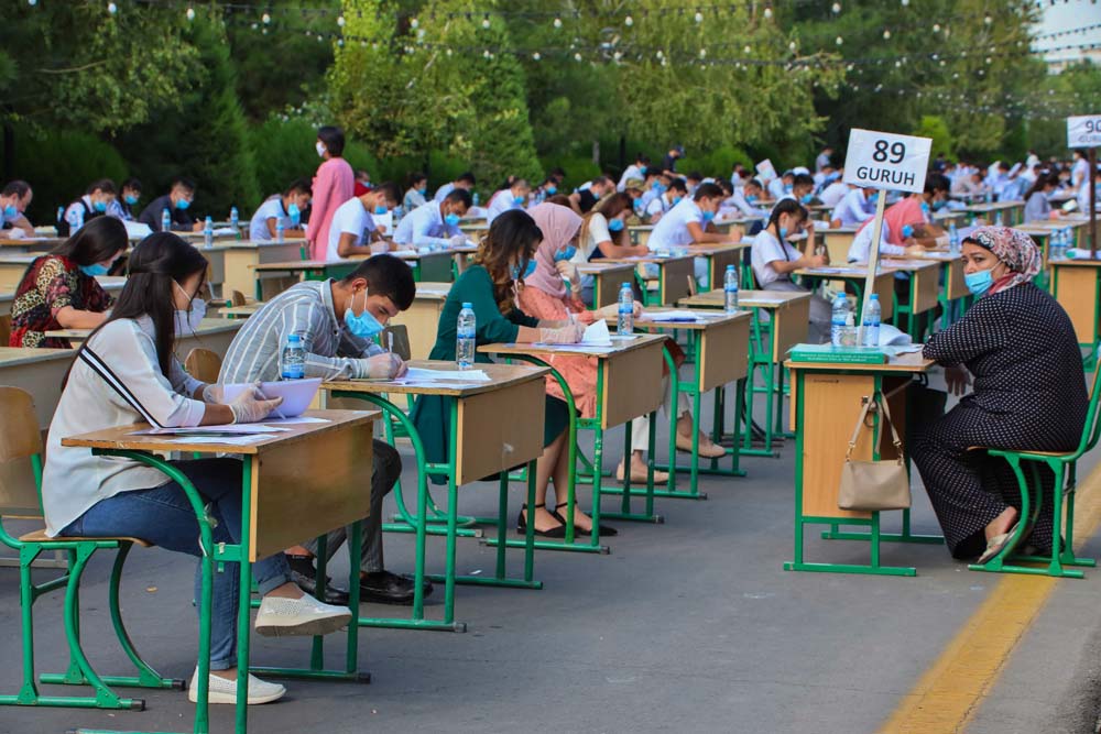 Ujian Masuk Perguruan Tinggi Uzbekistan Digelar di Luar Ruangan