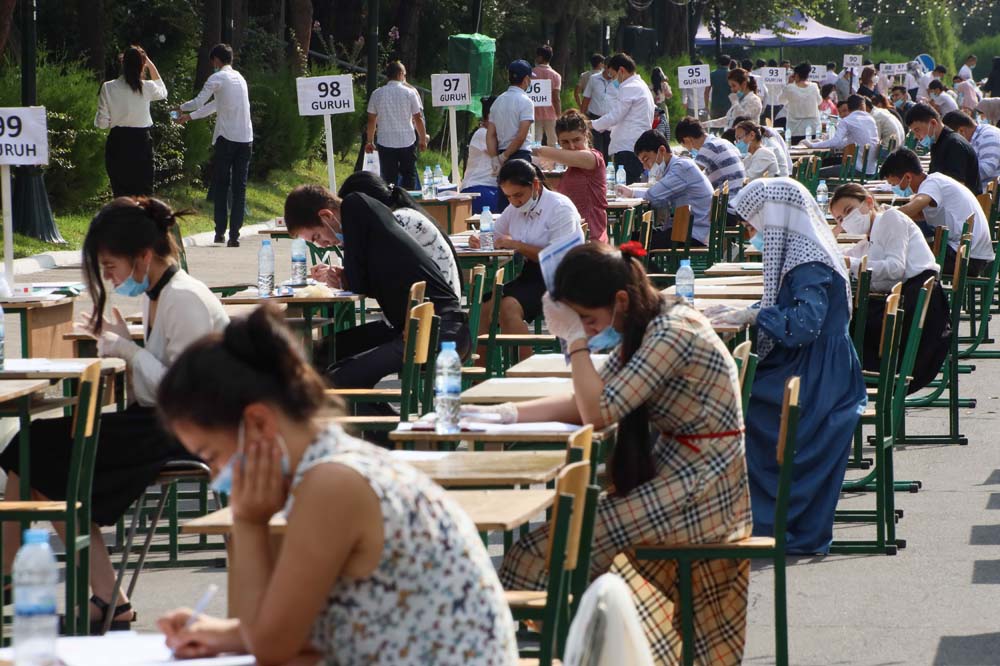 Ujian Masuk Perguruan Tinggi Uzbekistan Digelar di Luar Ruangan