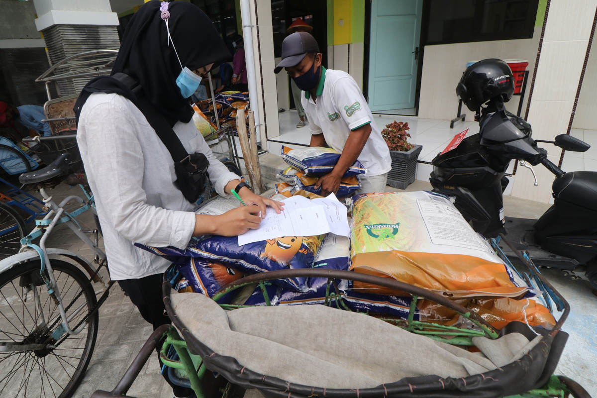 Tukang Becak Distribusikan Bantuan Sosial 