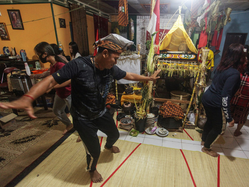 Ritual Adat Balian Nimbuk Sawang Dayak