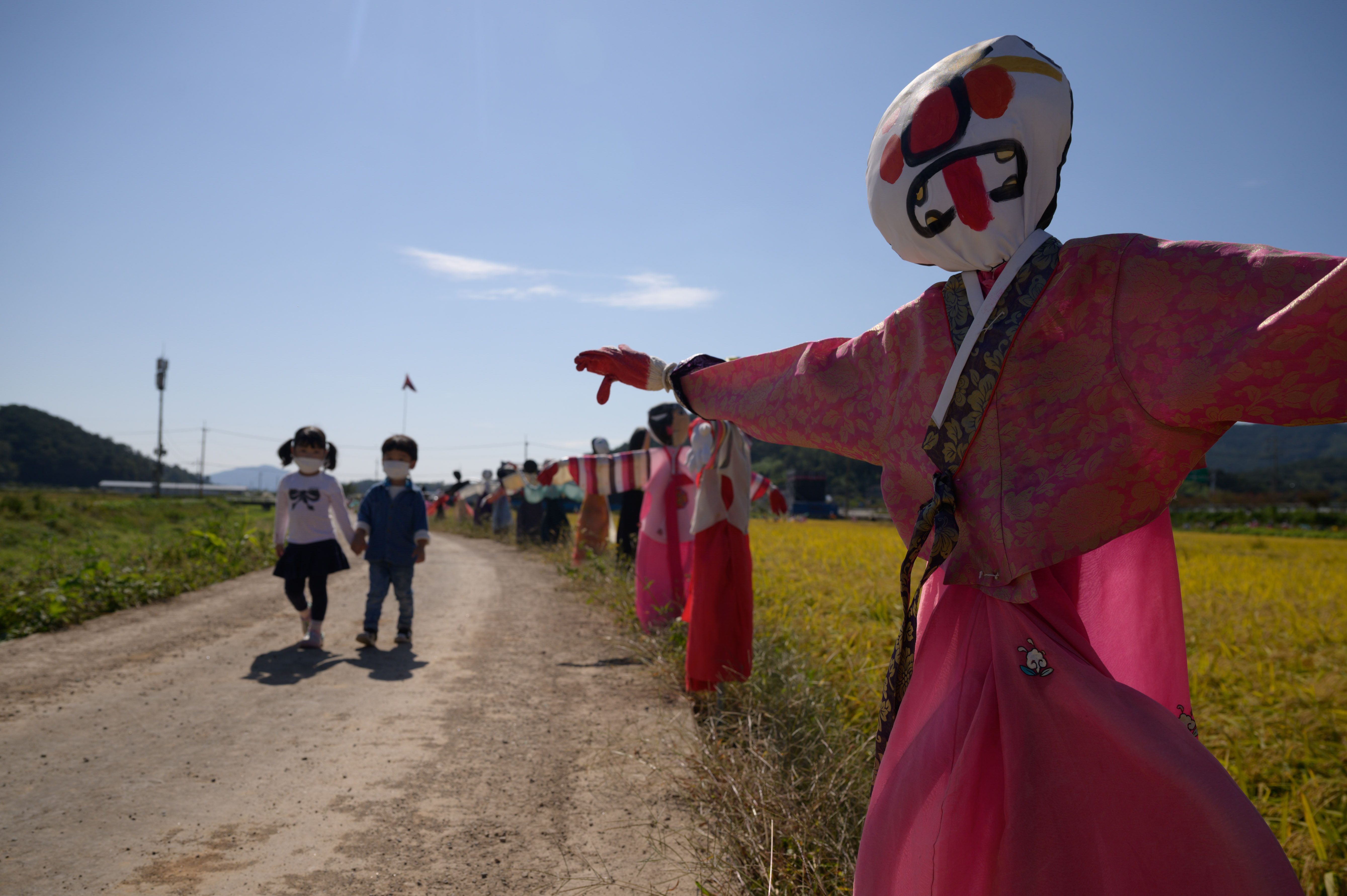 Tetap Semangat Hadapi Covid-19 dari Orang-Orangan Sawah di Korea