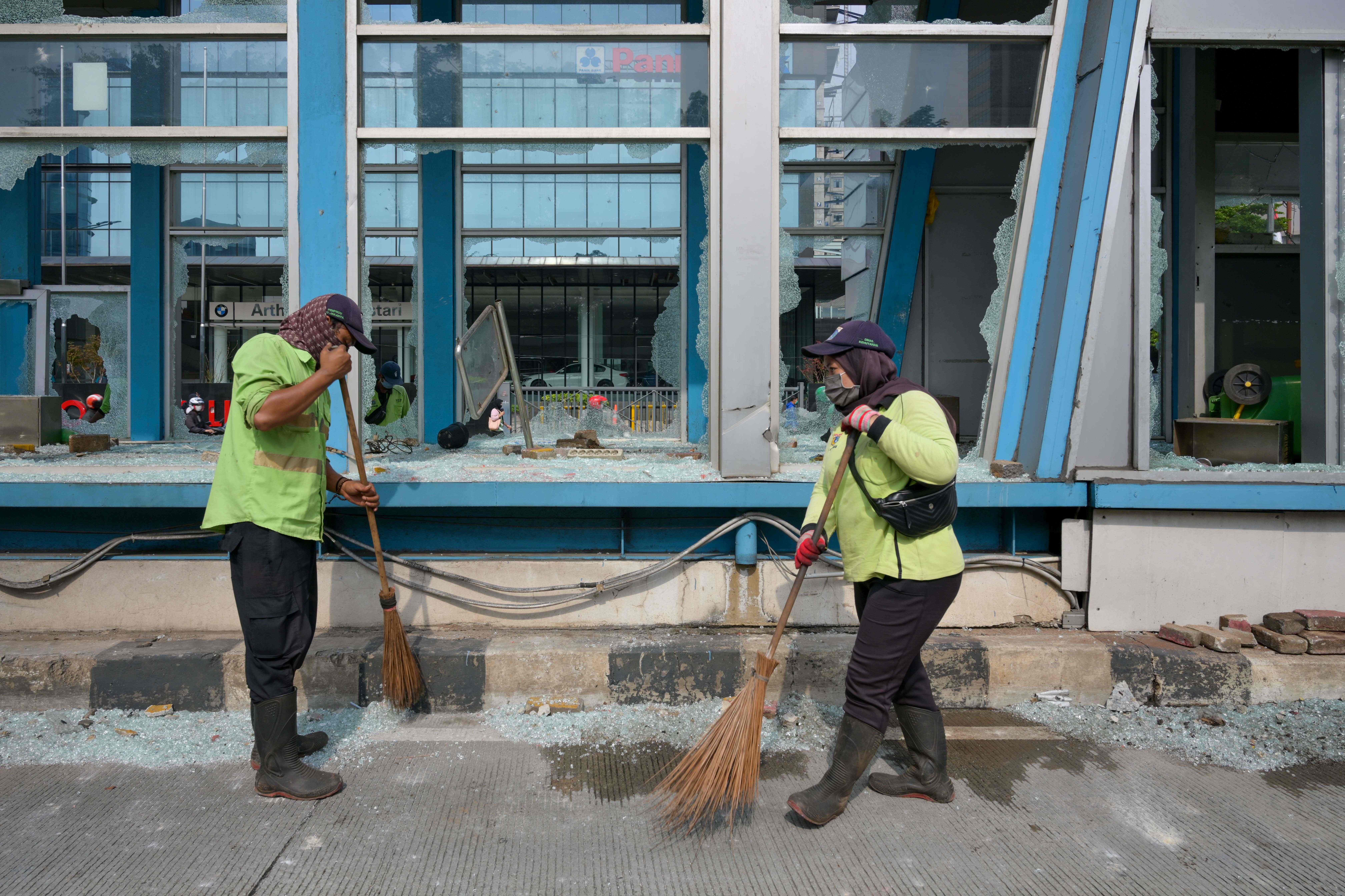 Petugas Membersihkan Fasilitas Umum Yang Rusak 