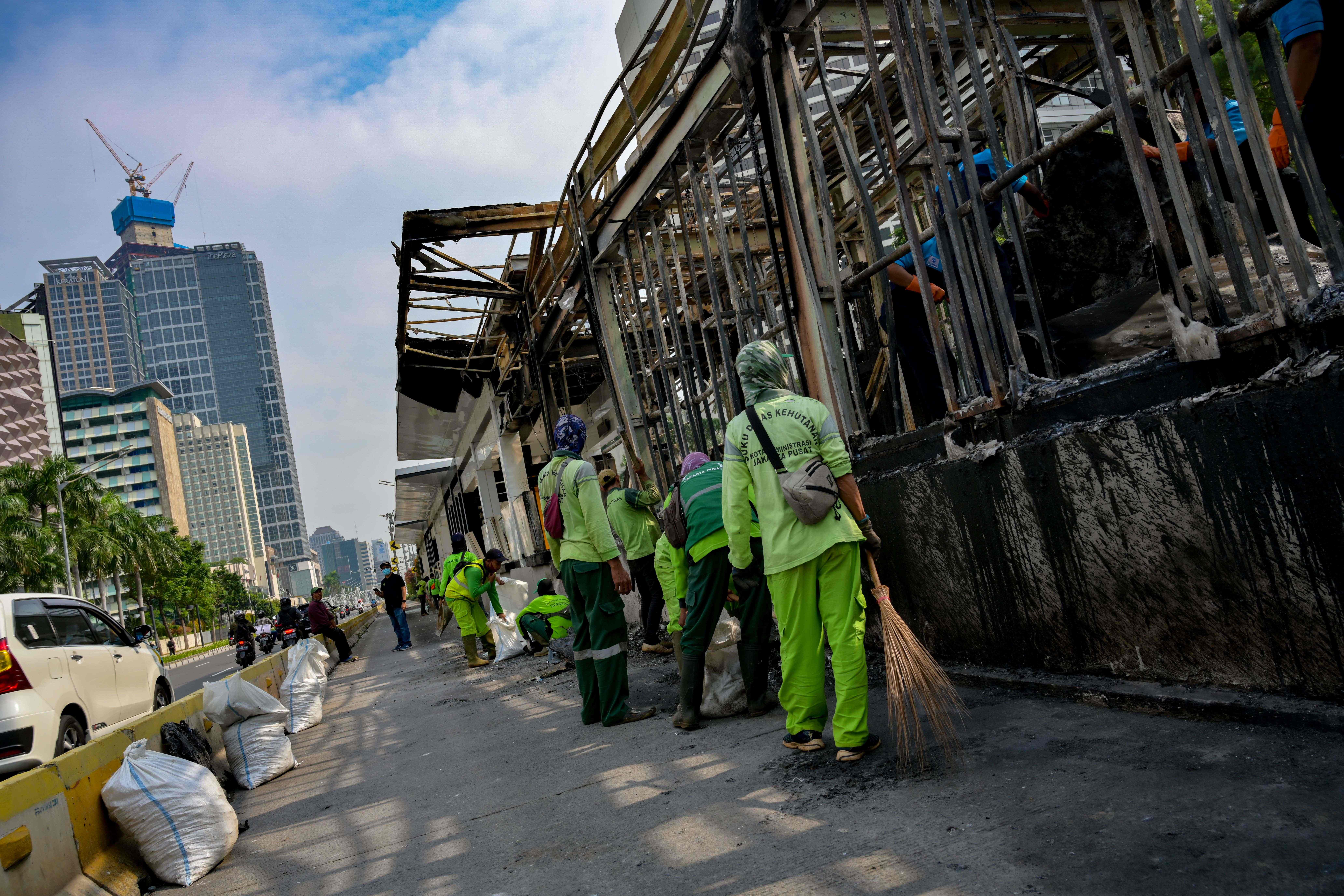Petugas Membersihkan Fasilitas Umum Yang Rusak 