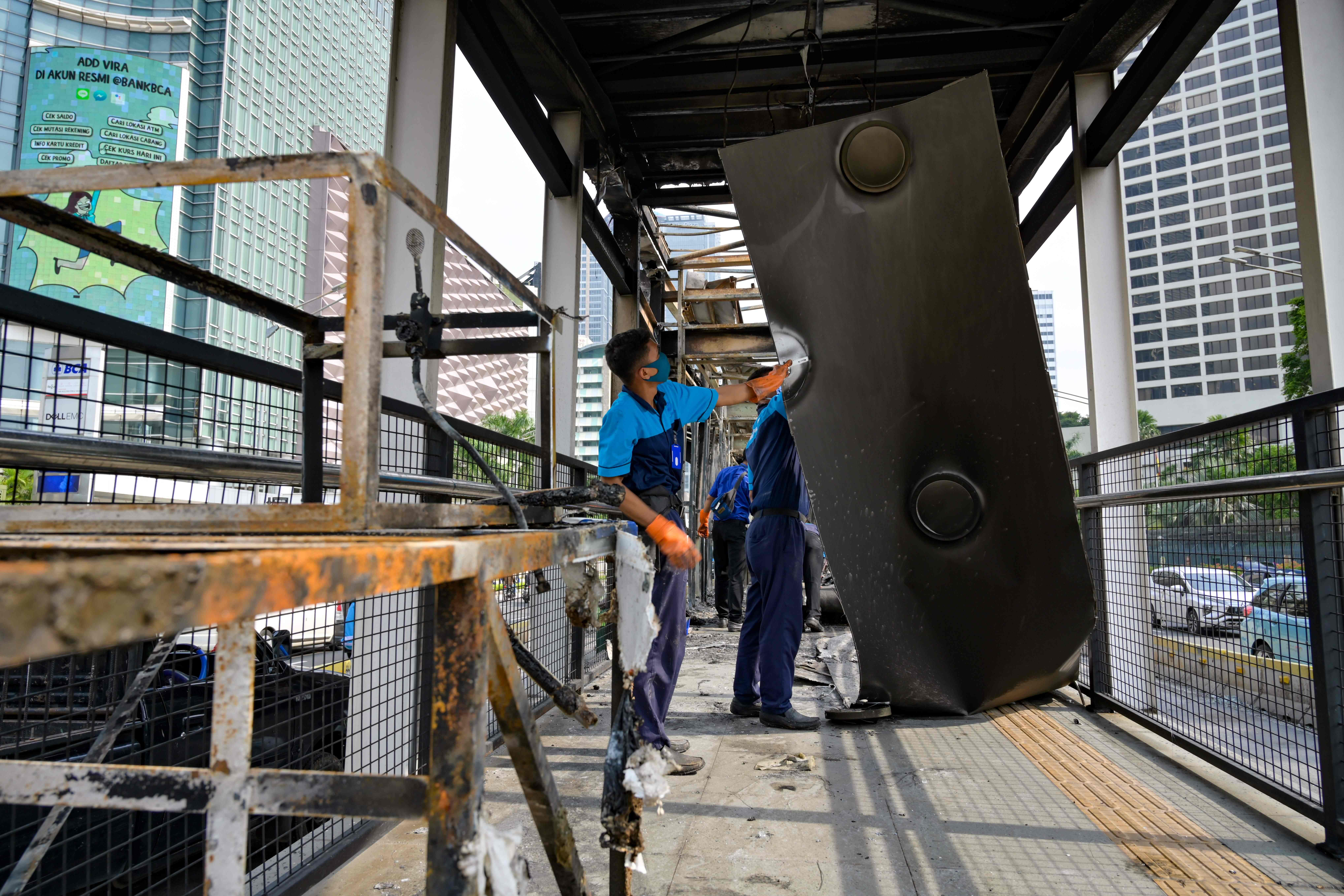 Petugas Membersihkan Fasilitas Umum Yang Rusak 