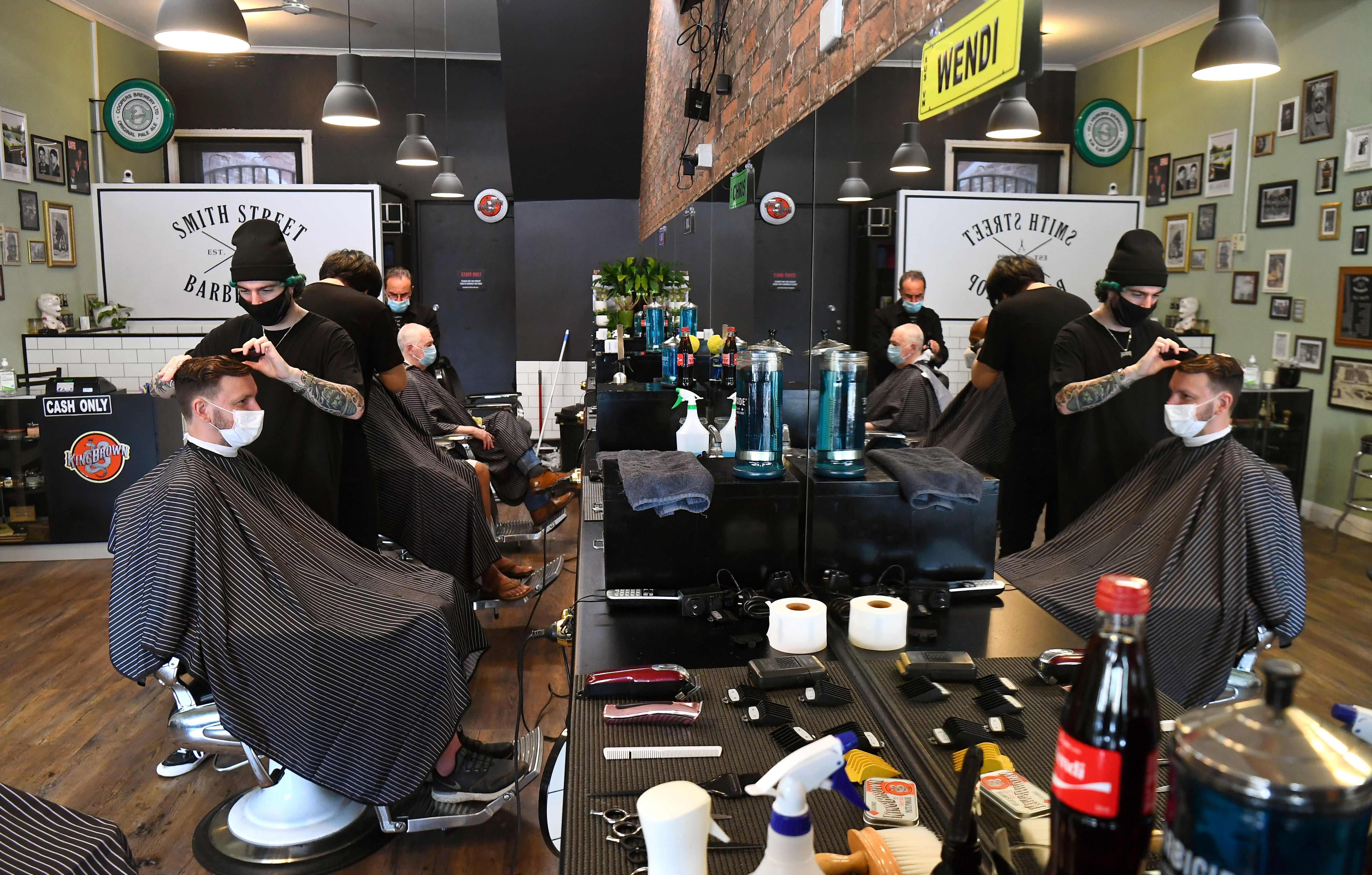 Warga Australia Penuhi Tempat Cukur Rambut