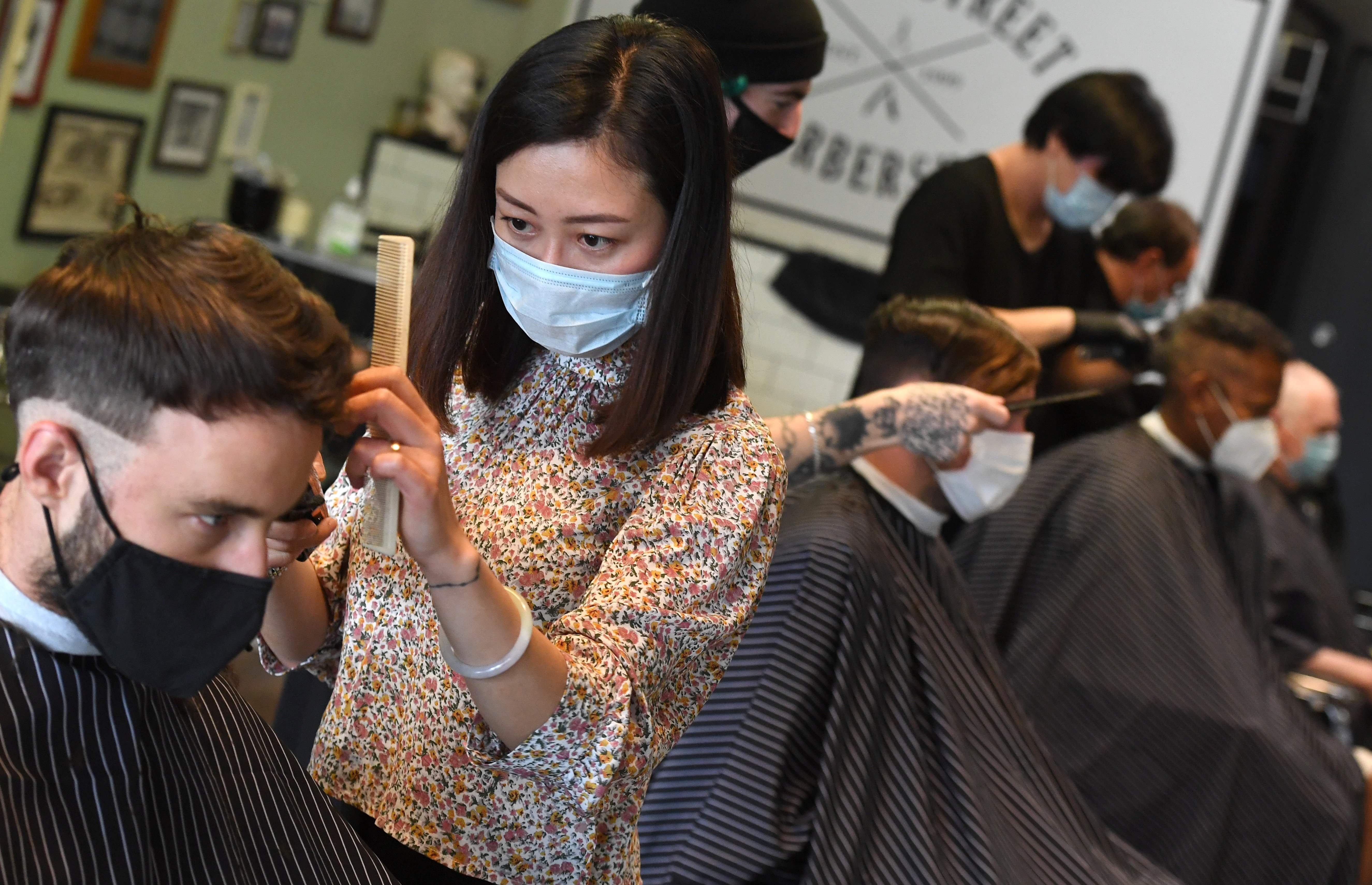 Warga Australia Penuhi Tempat Cukur Rambut