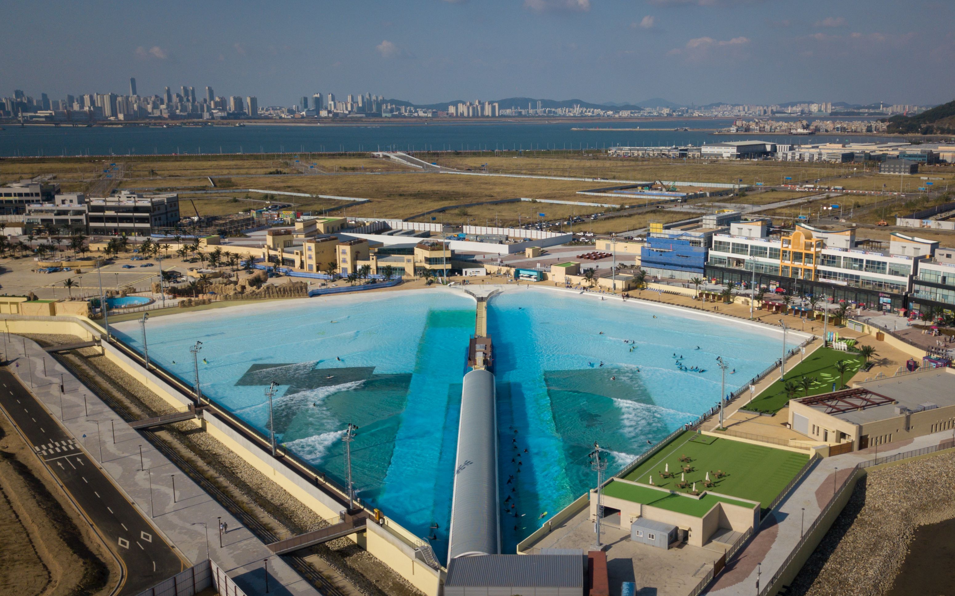 Kolam Gelombang Surga Pemburu Ombak