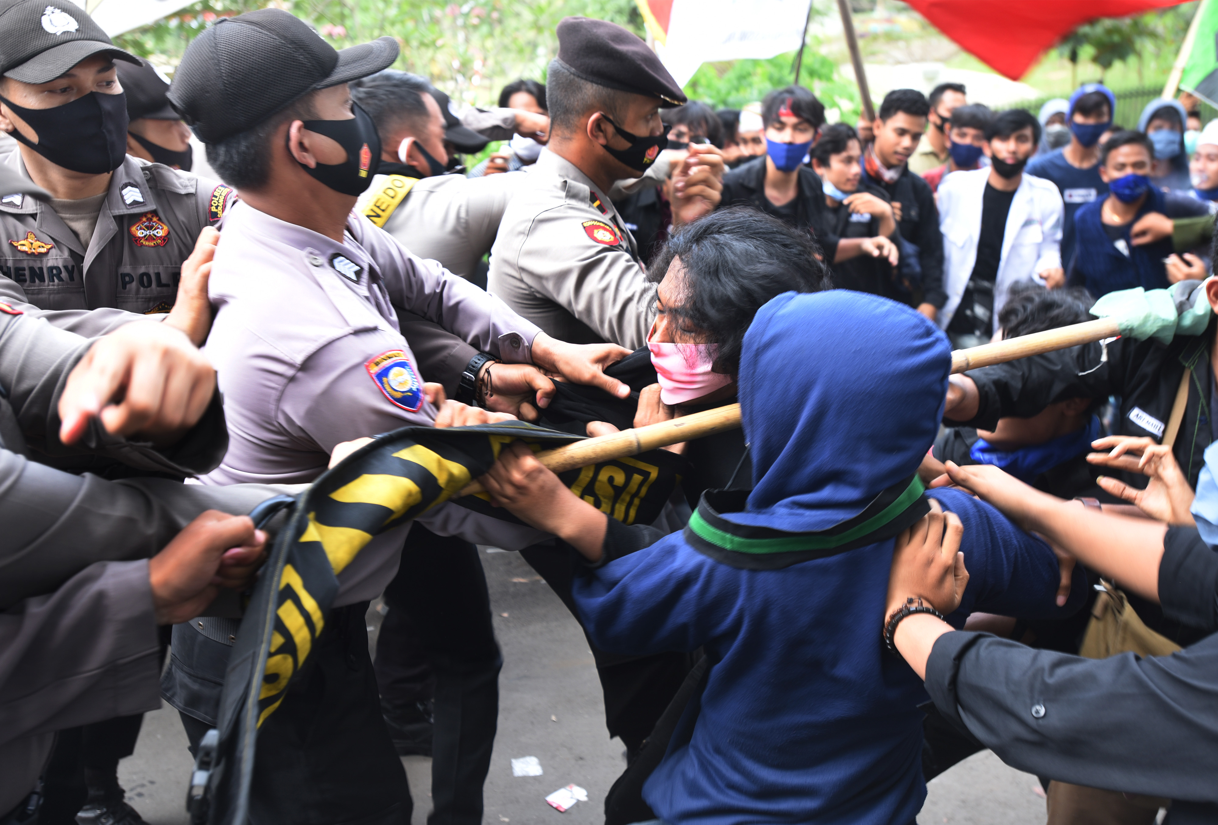 Polisi Membubarkan Demo HUT Banten