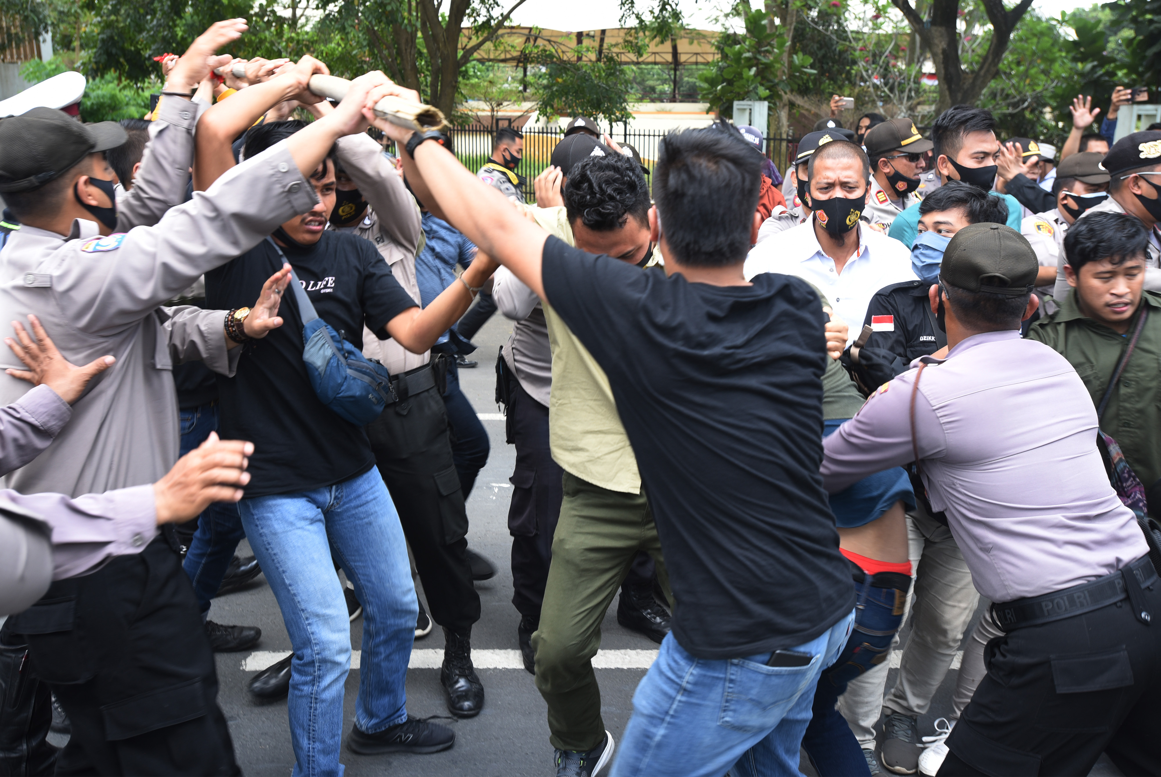 Polisi Membubarkan Demo HUT Banten