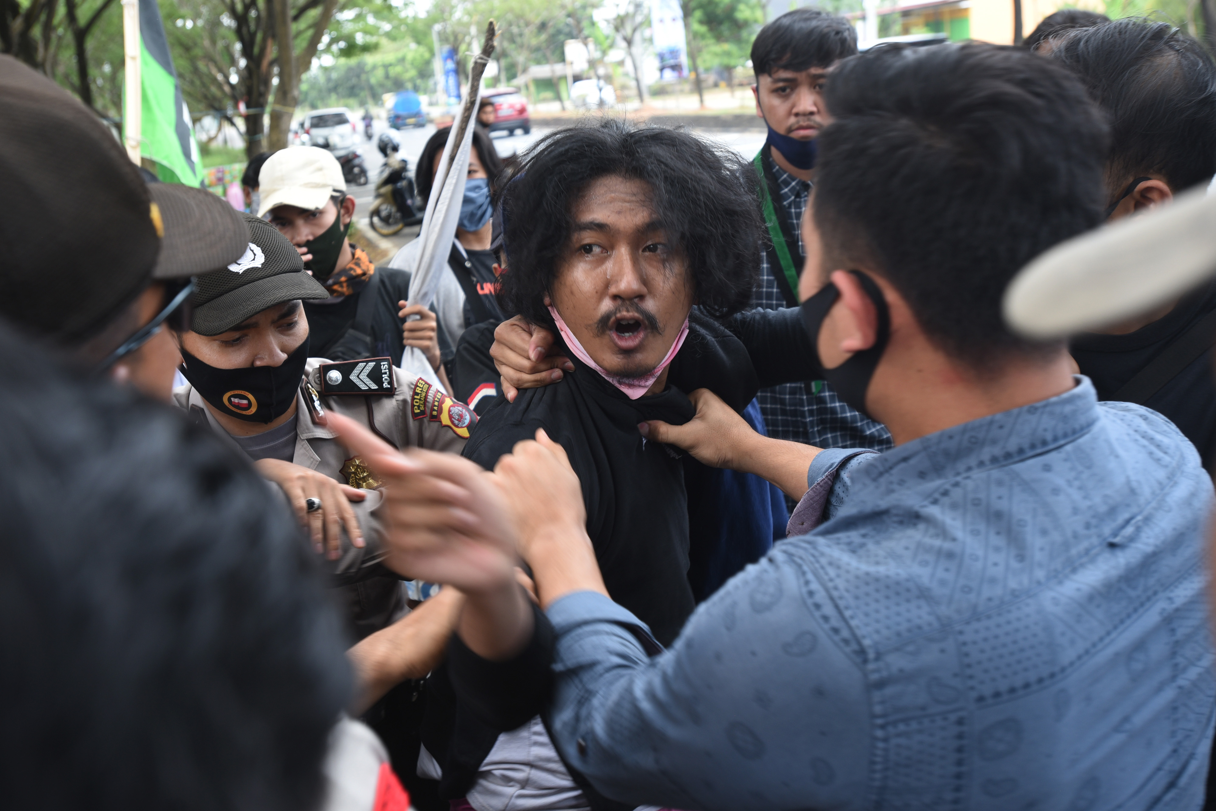 Polisi Membubarkan Demo HUT Banten