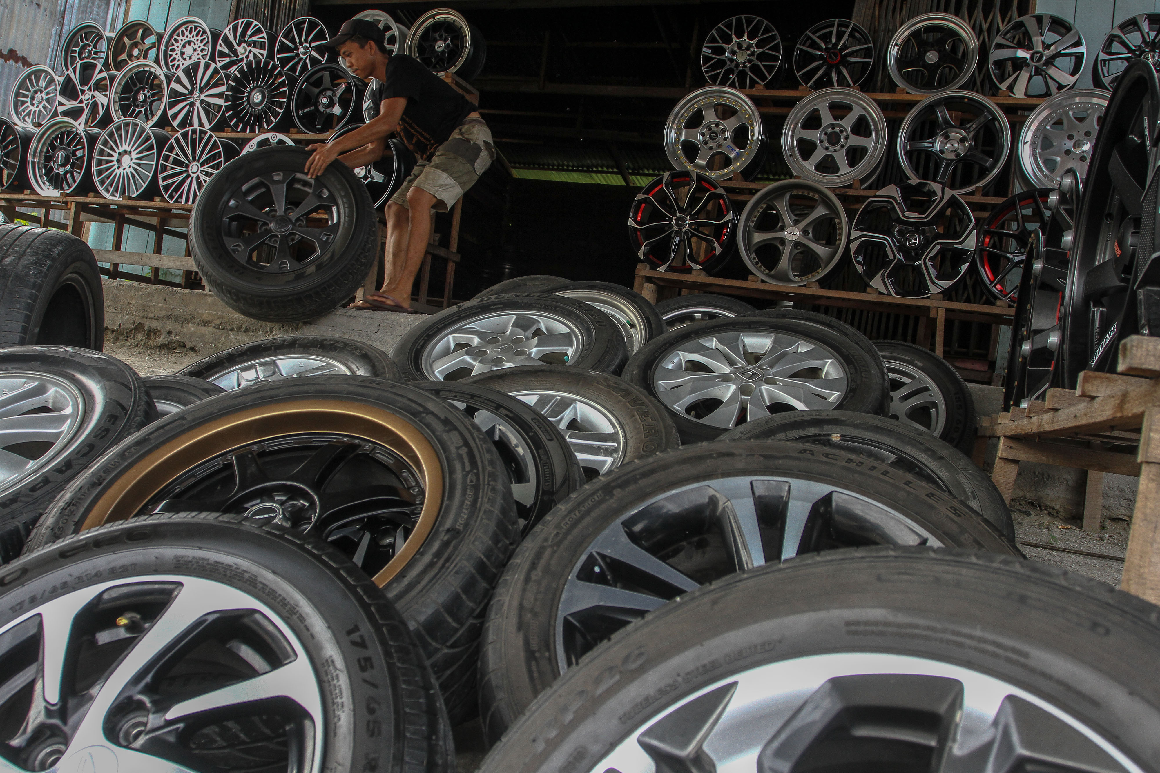 Penjualan Pelek dan Ban Mobil Bekas Berangsur Normal