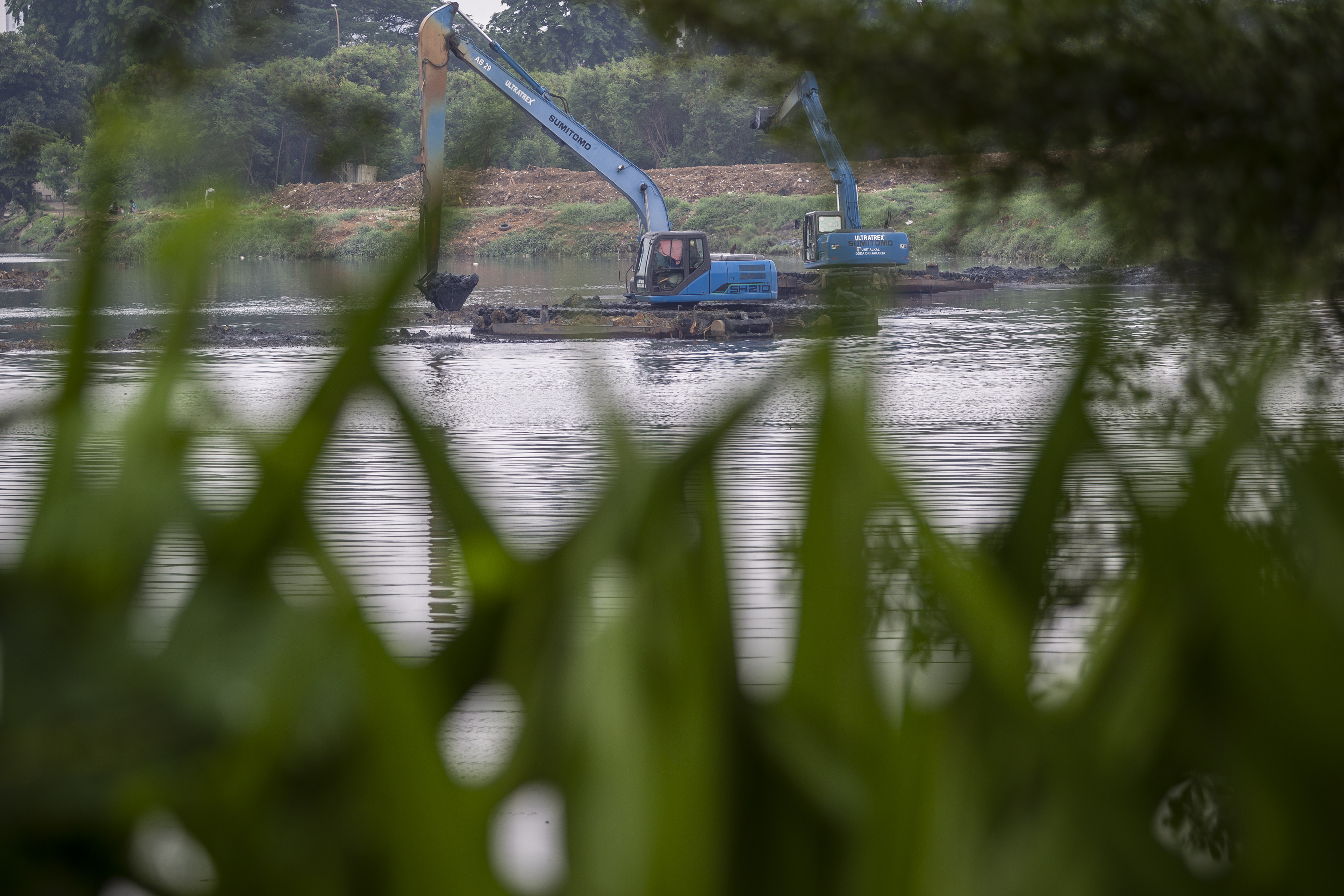 Pengerukan Endapan Lumpur Waduk Ria Rio