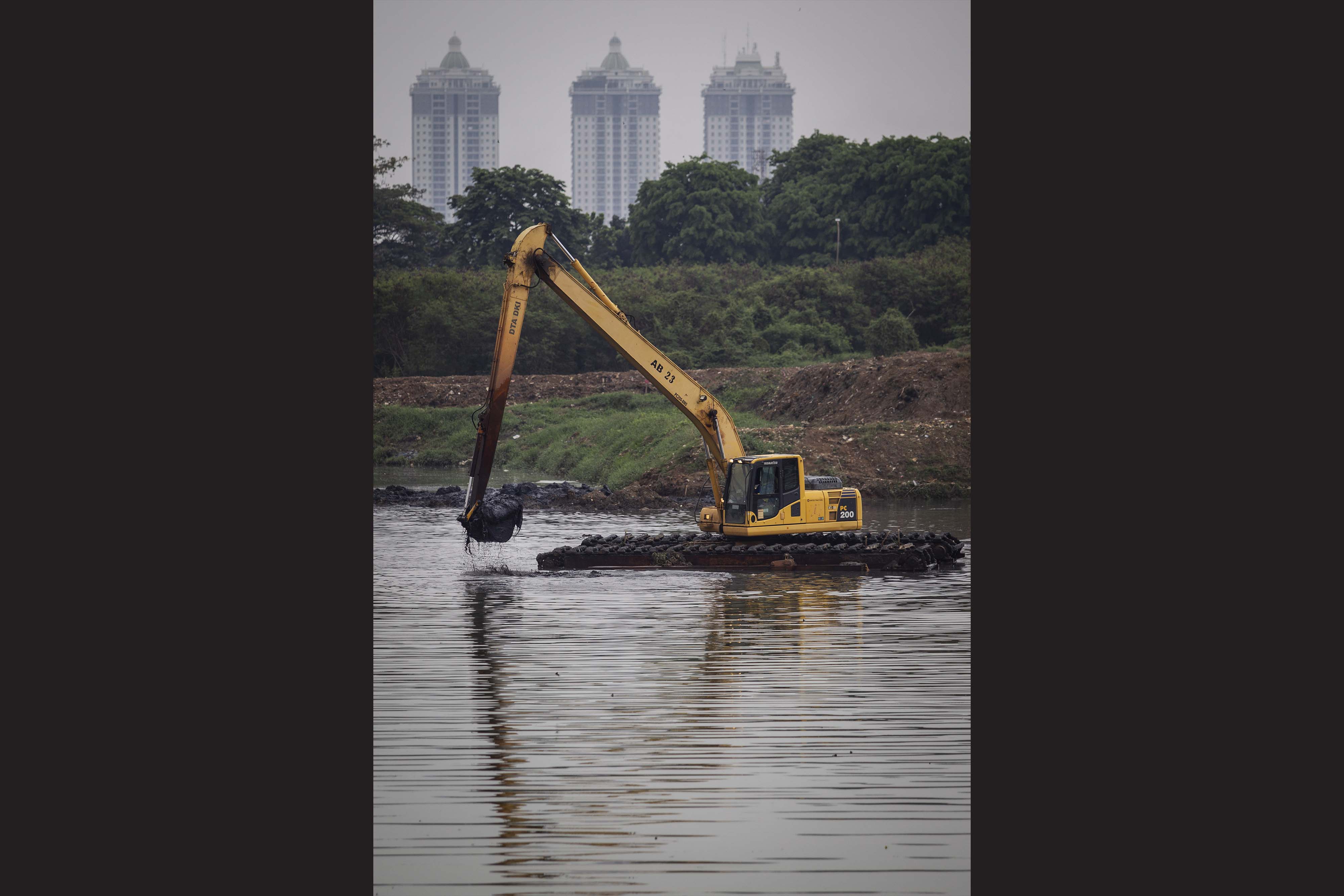 Pengerukan Endapan Lumpur Waduk Ria Rio