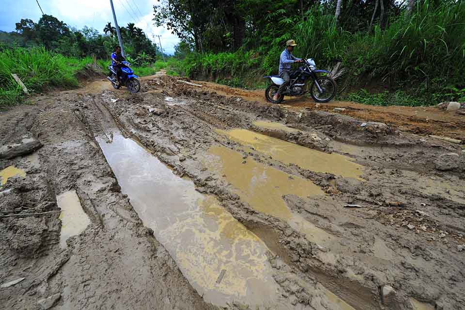 Akses jalan Desa Terpencil di Jambi