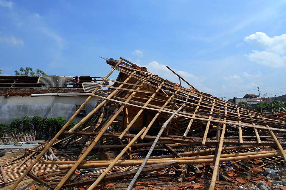Angin Puting Beliung Rusak Rumah warga di Bekasi