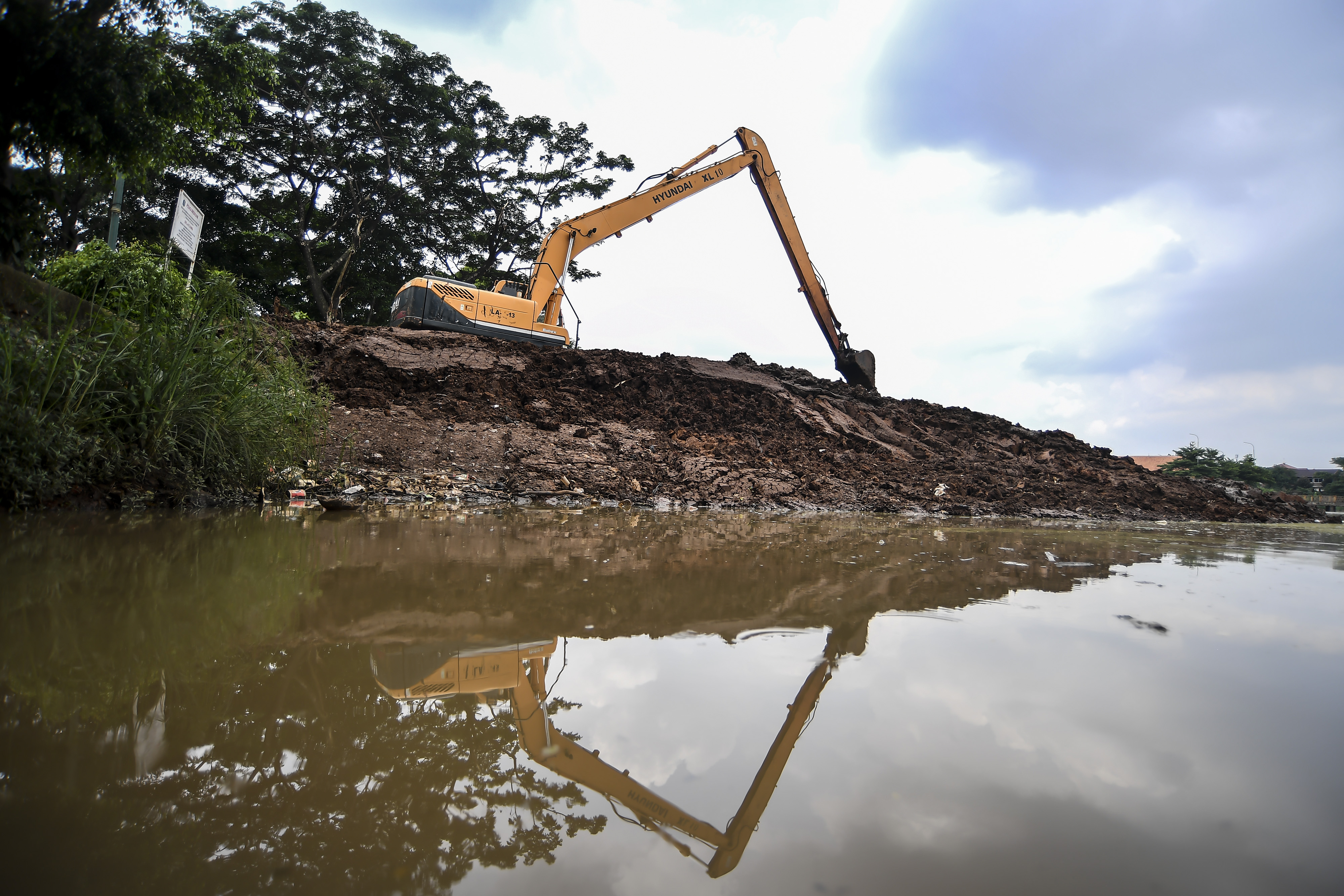 Pengerukan Lumpur di Setu Babakan