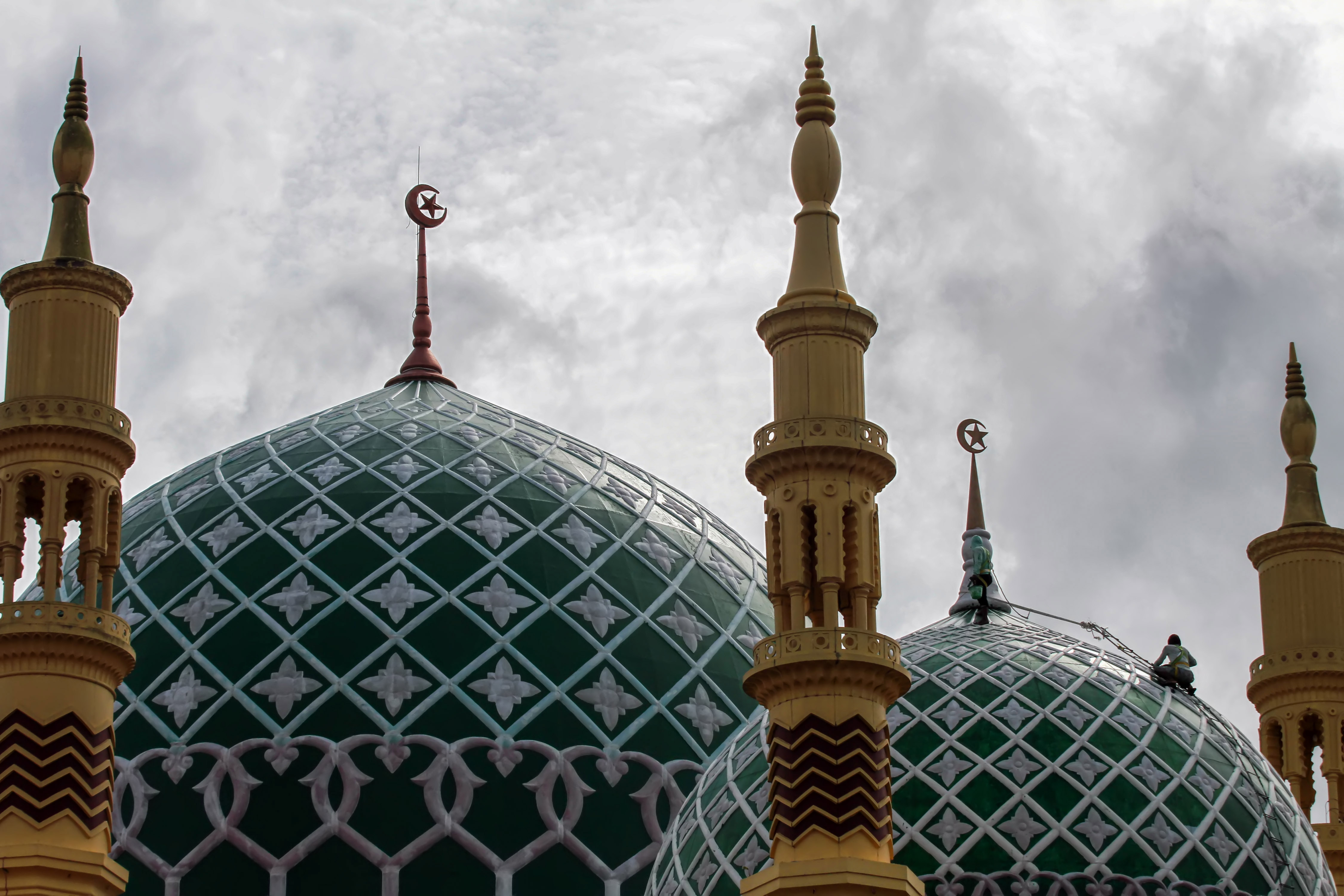 Mempercantik Masjid Raya Pase 