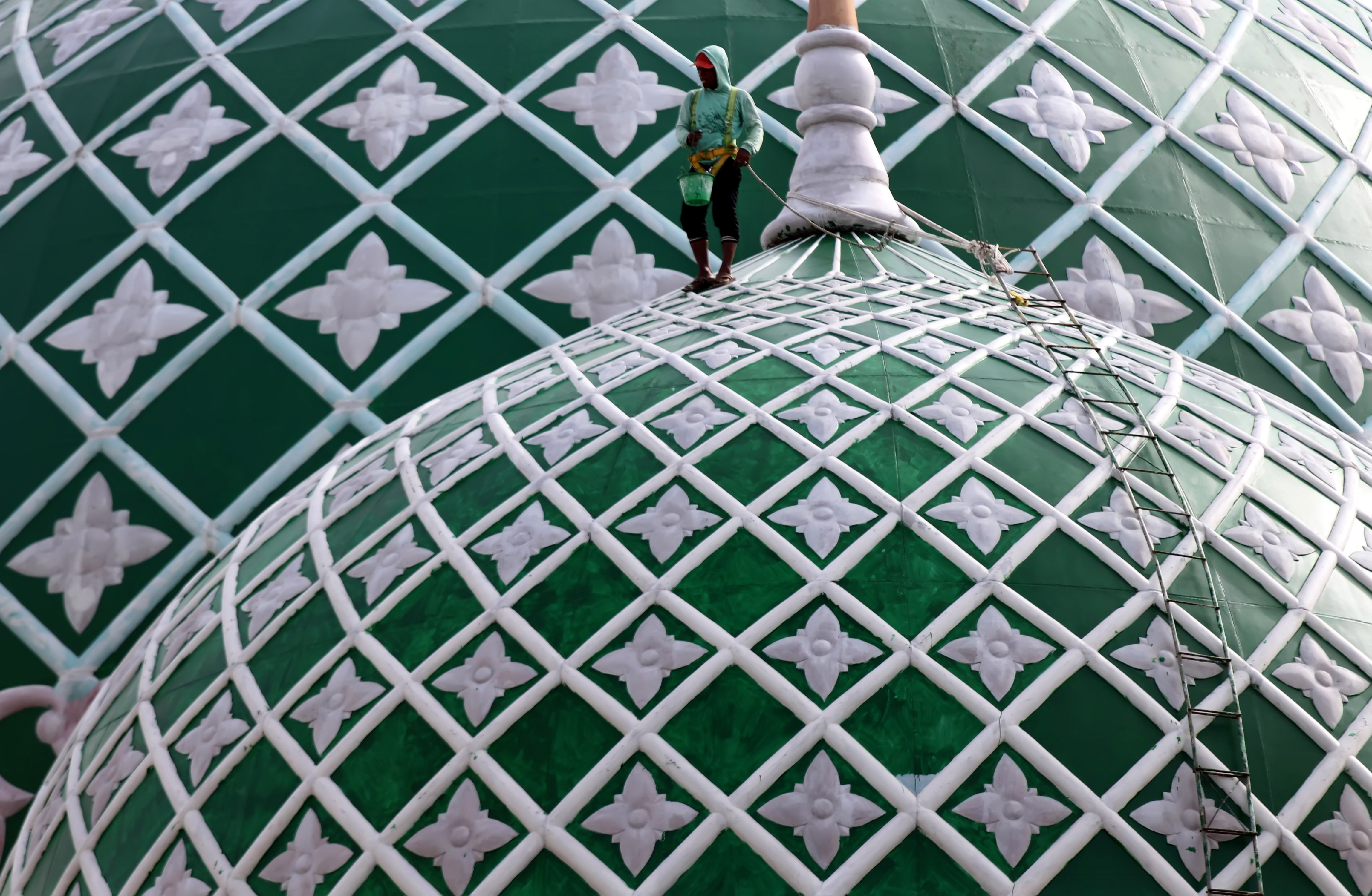 Mempercantik Masjid Raya Pase 