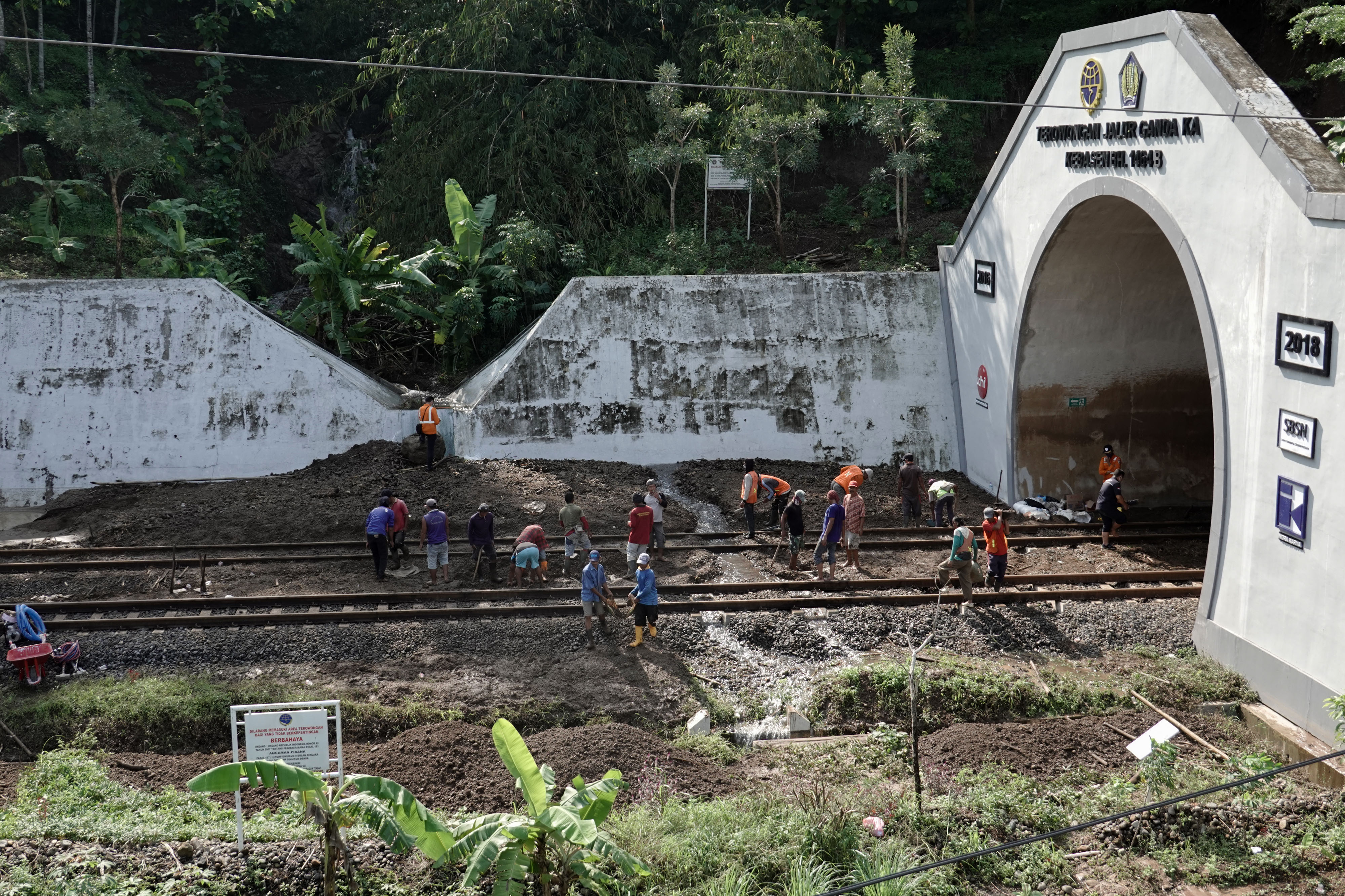 Longsor Ganggu Perjalanan Kereta Api di Banyumas