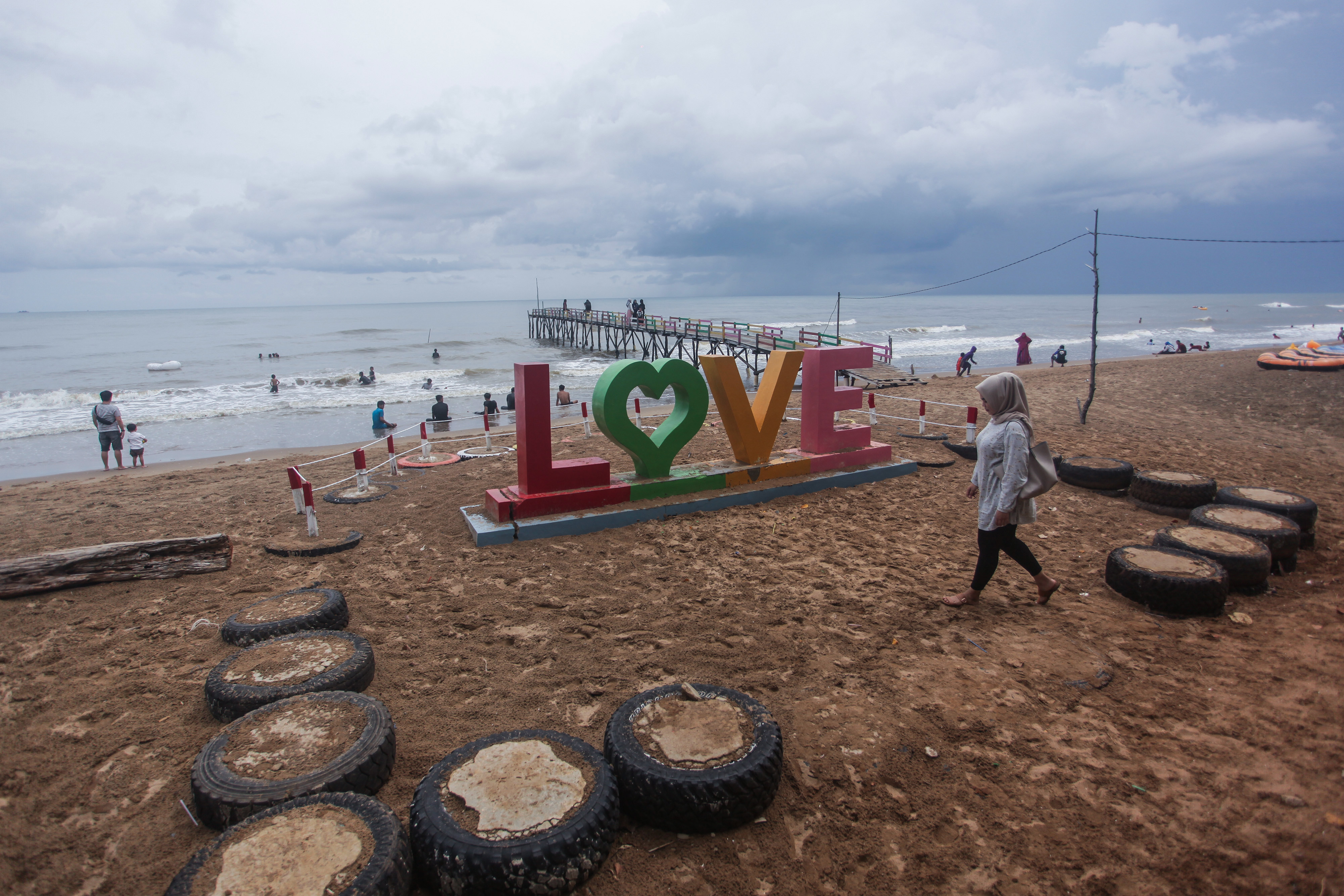 Wisata Pantai Asam Asam Muara