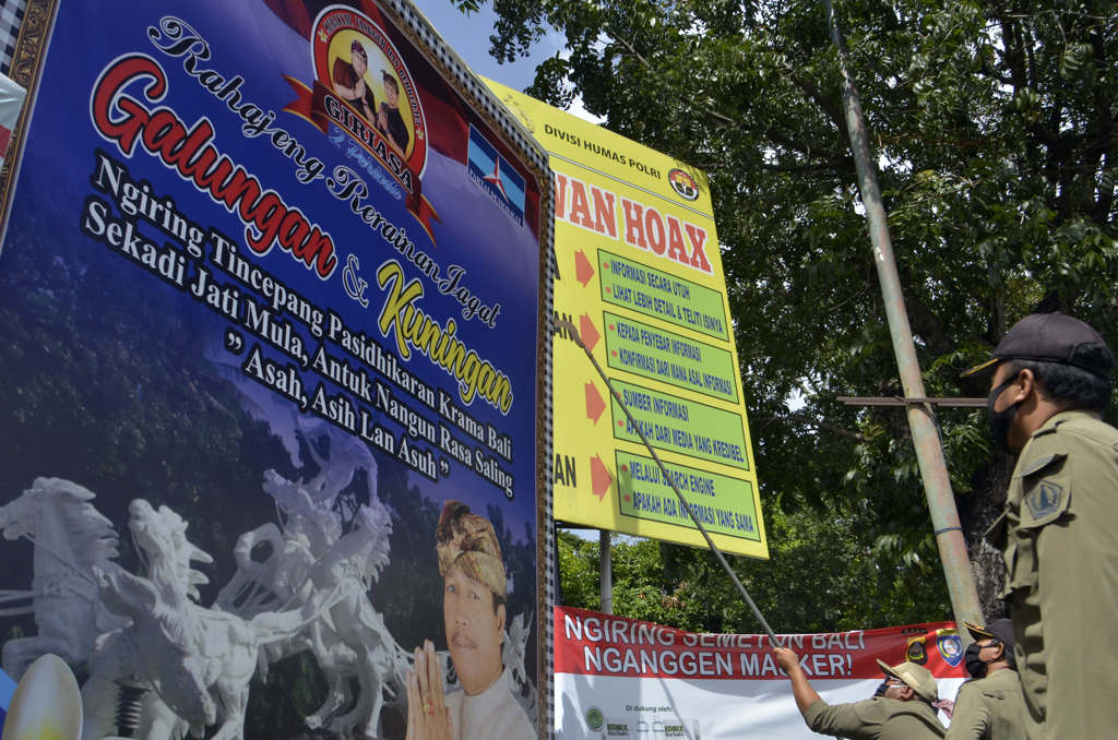 Satpol PP Cabut Baliho Peraga Kampanye