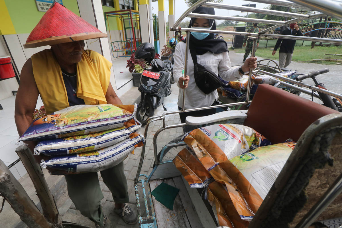 Tukang Becak Distribusikan Bantuan Sosial 