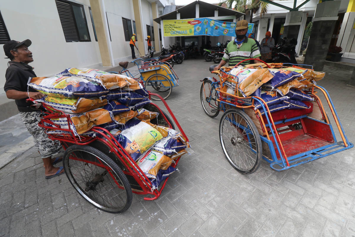Tukang Becak Distribusikan Bantuan Sosial 
