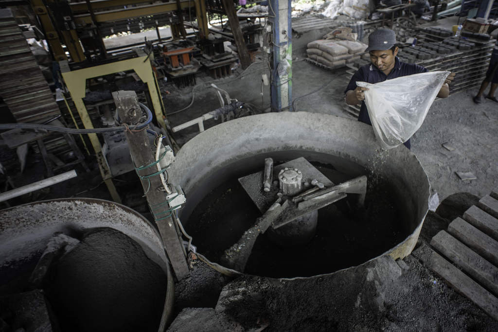 Paving Block Berbahan Sampah Plastik 