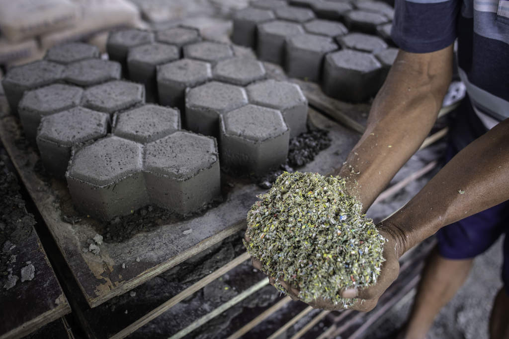 Paving Block Berbahan Sampah Plastik 