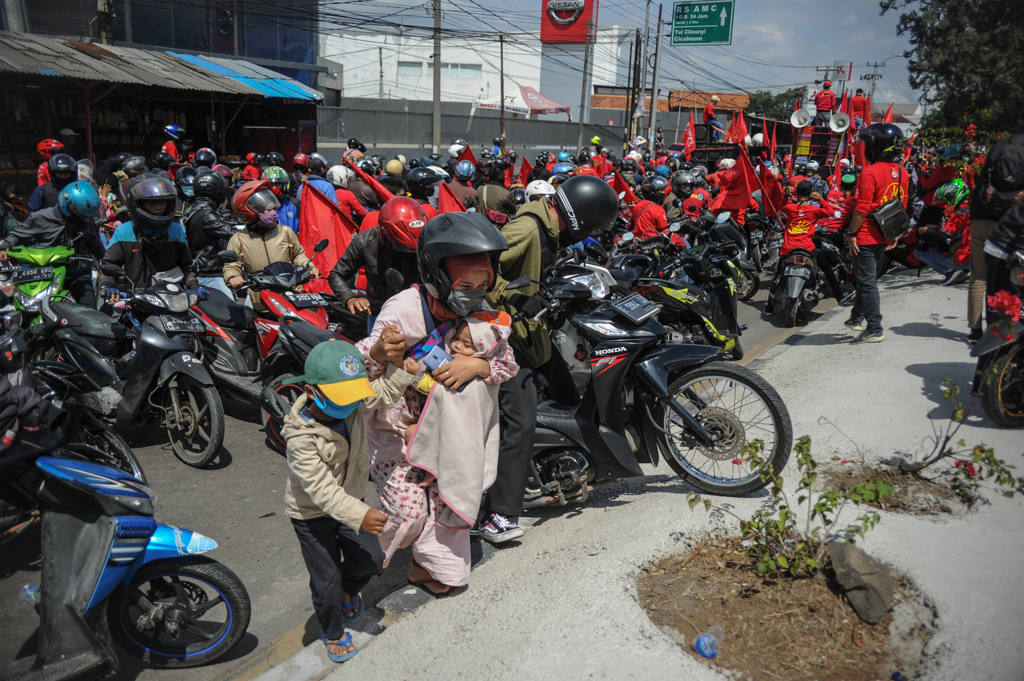 Aksi Buruh Blokir Jalan di Bandung 