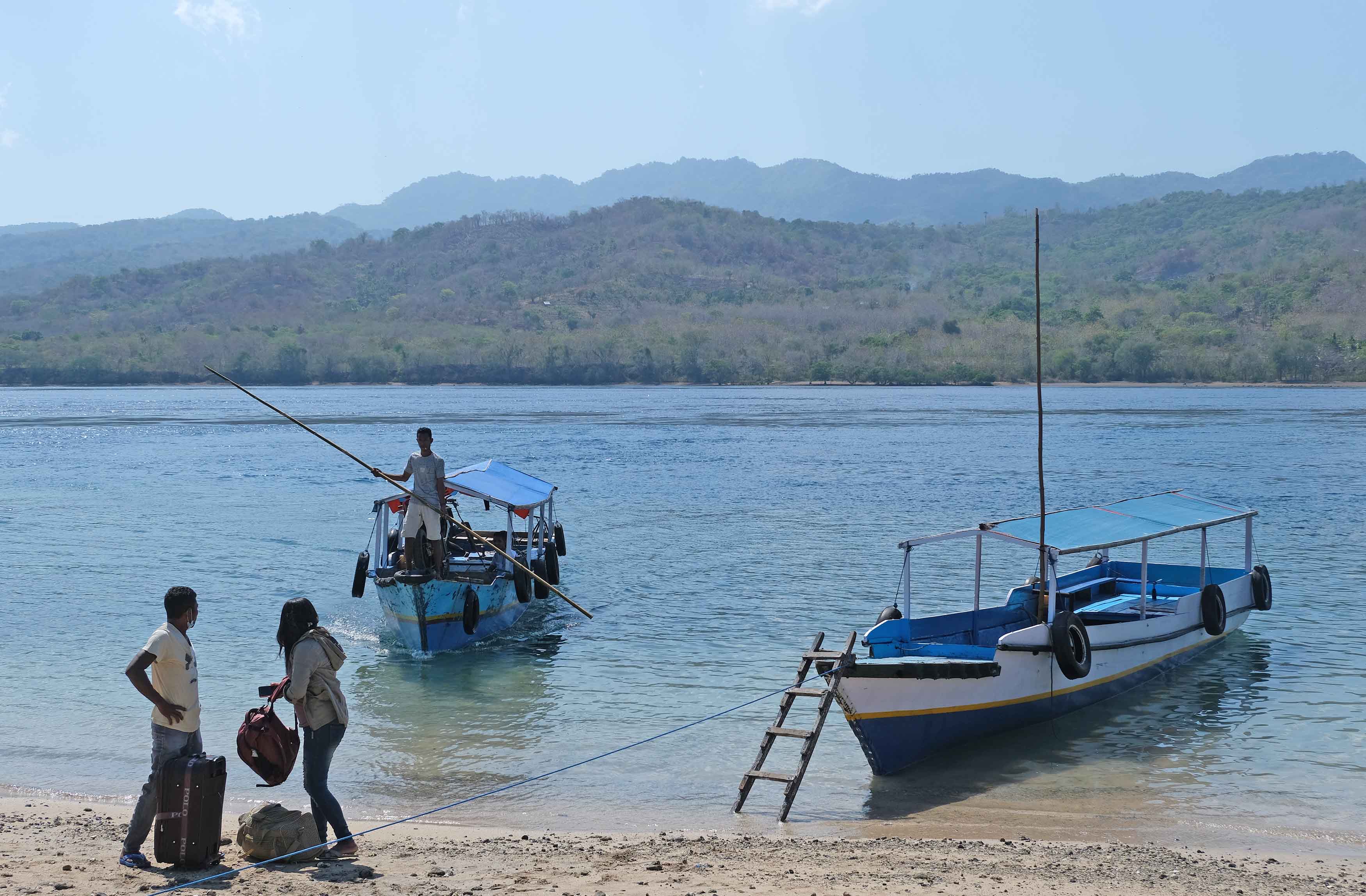 Aktivitas Penyebarangan Larantuka-Adonara