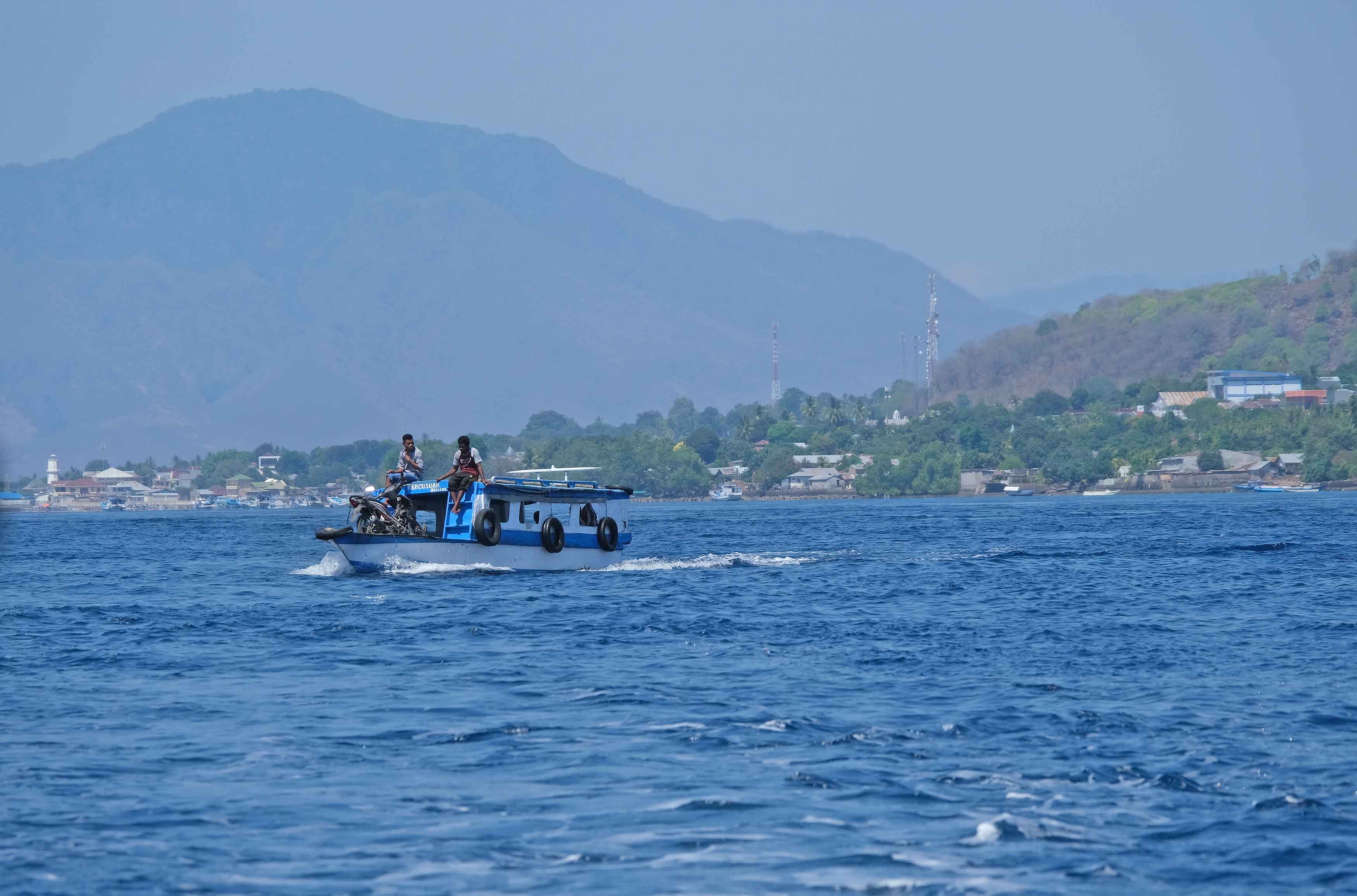 Aktivitas Penyebarangan Larantuka-Adonara