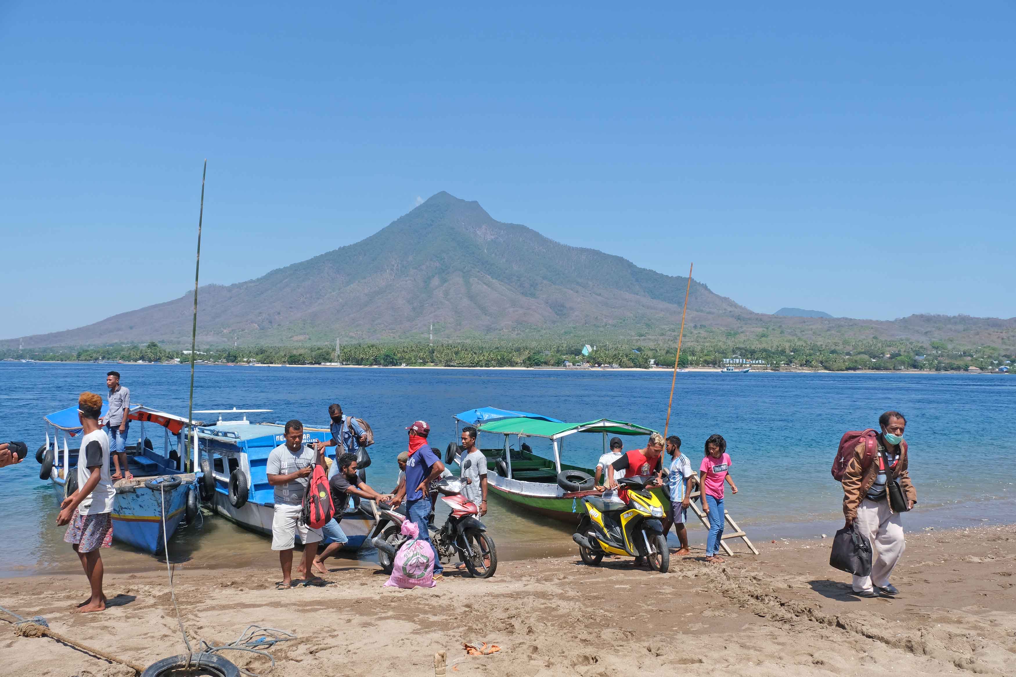 Aktivitas Penyebarangan Larantuka-Adonara