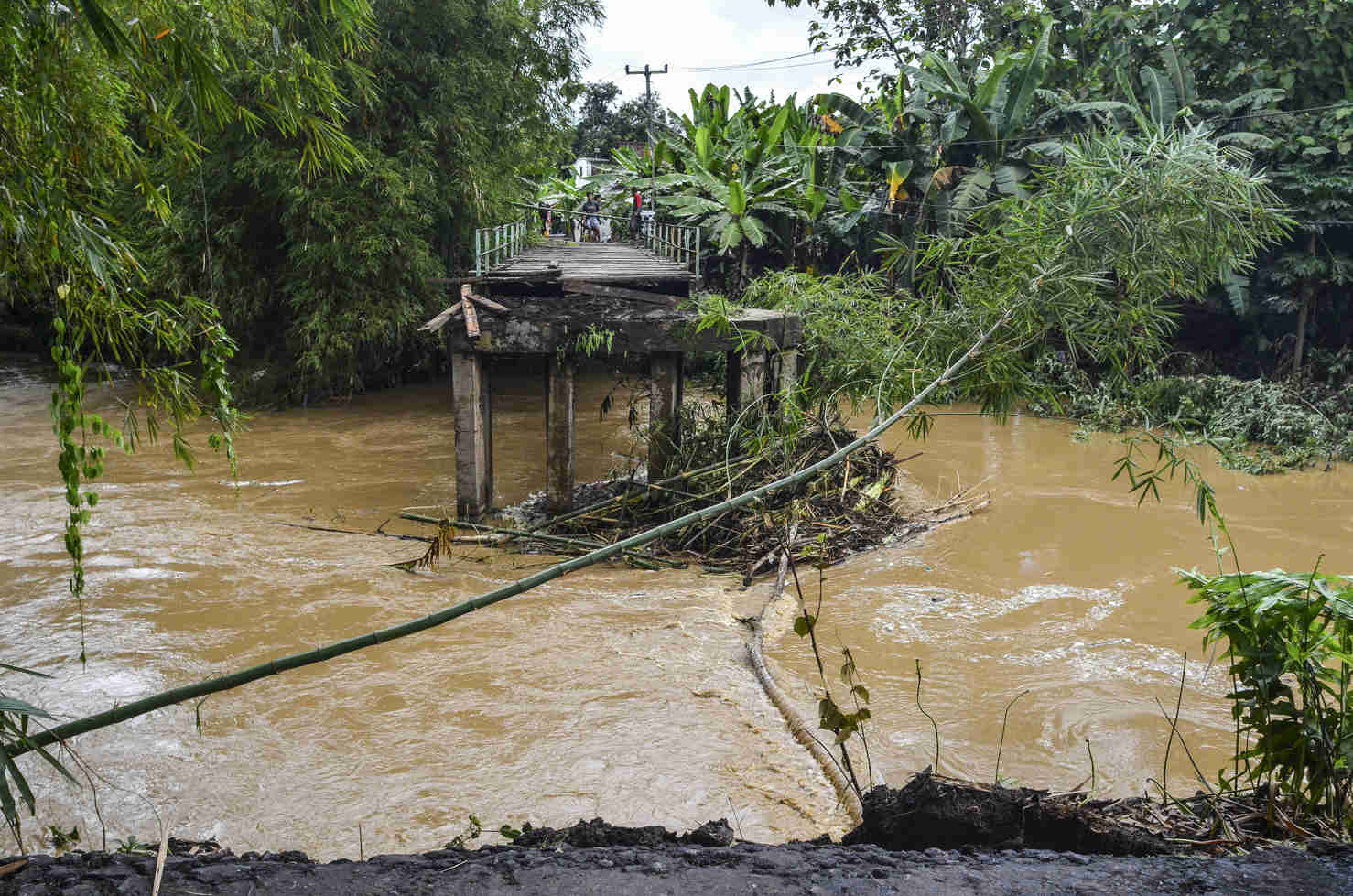 Jembatan Ciputrahaji Putus Pascabanjir di Ciamis  
