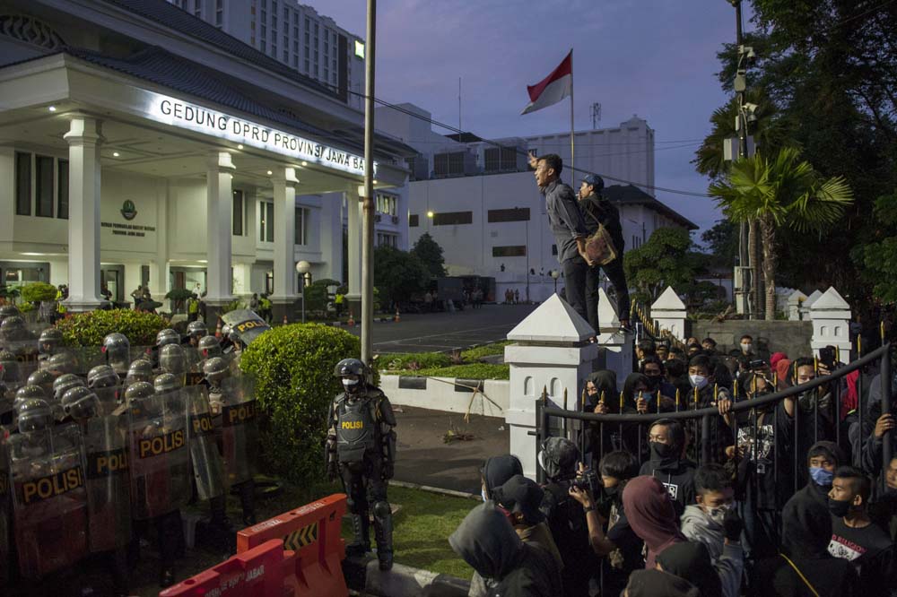 Aksi Tolak UU Cipta Kerja Berujung Ricuh