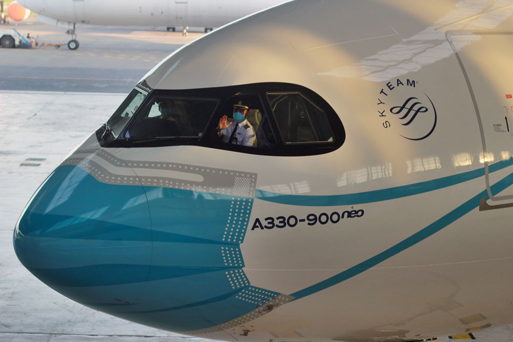 Pesawat Garuda Bergambar Masker