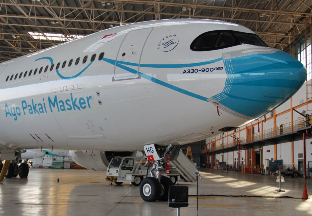 Pesawat Garuda Bergambar Masker